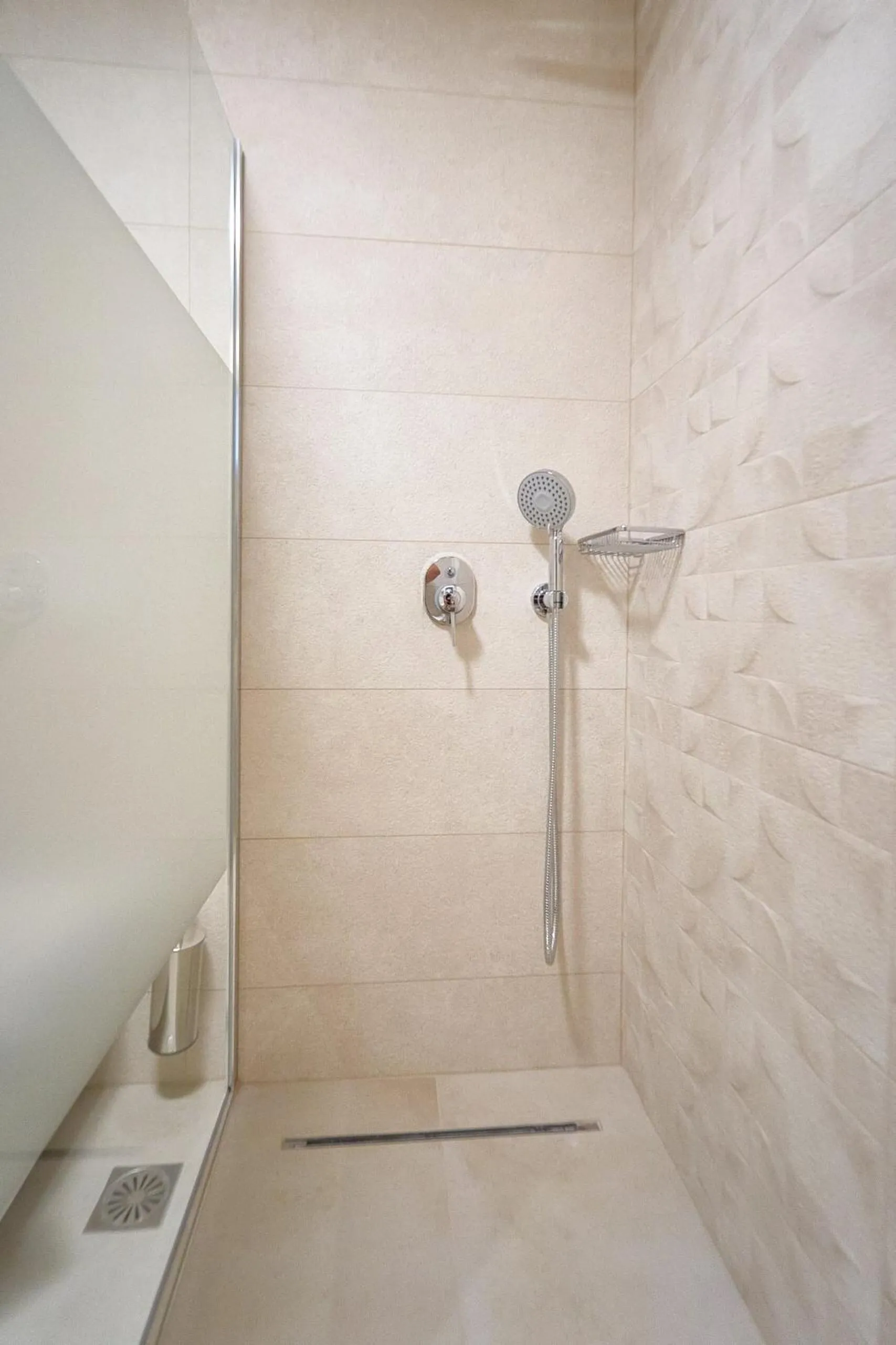 Shower in Celine's Rose