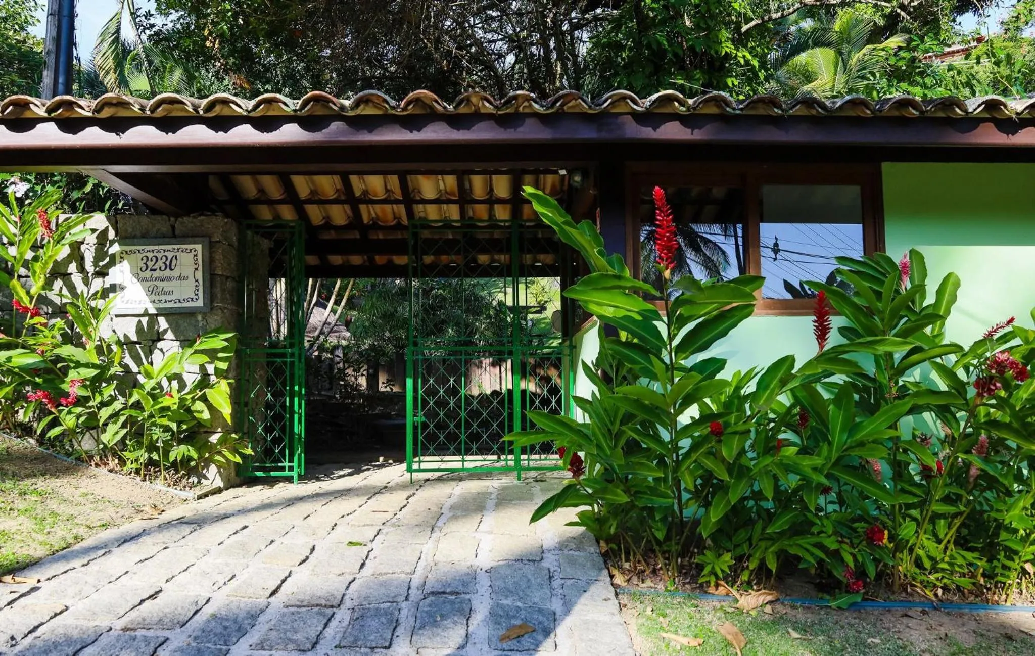 Facade/entrance in Casa em condomínio com lazer próximo à praia