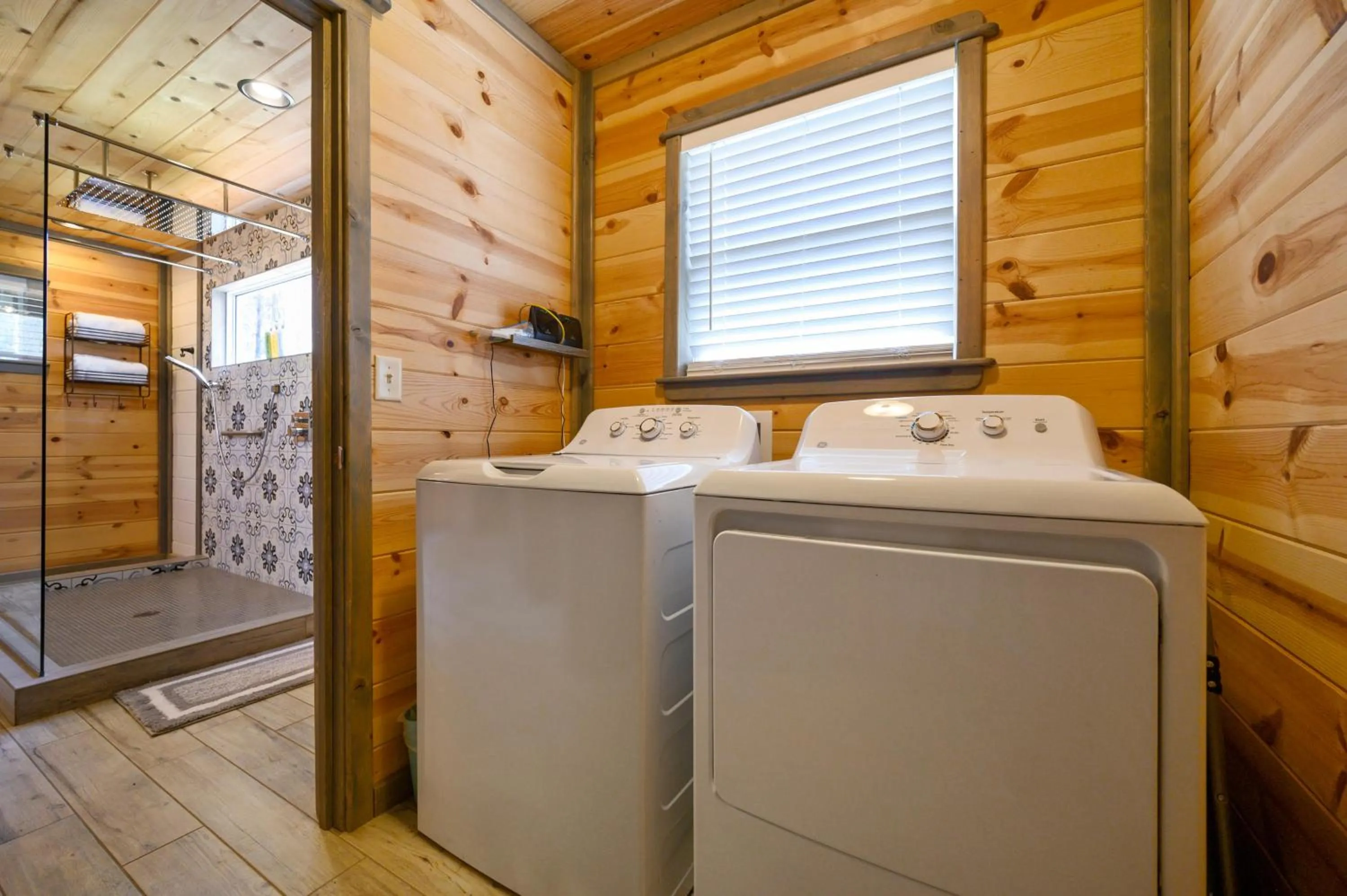 laundry in Convenient Romantic Hot Tub BBQ 3-night special!