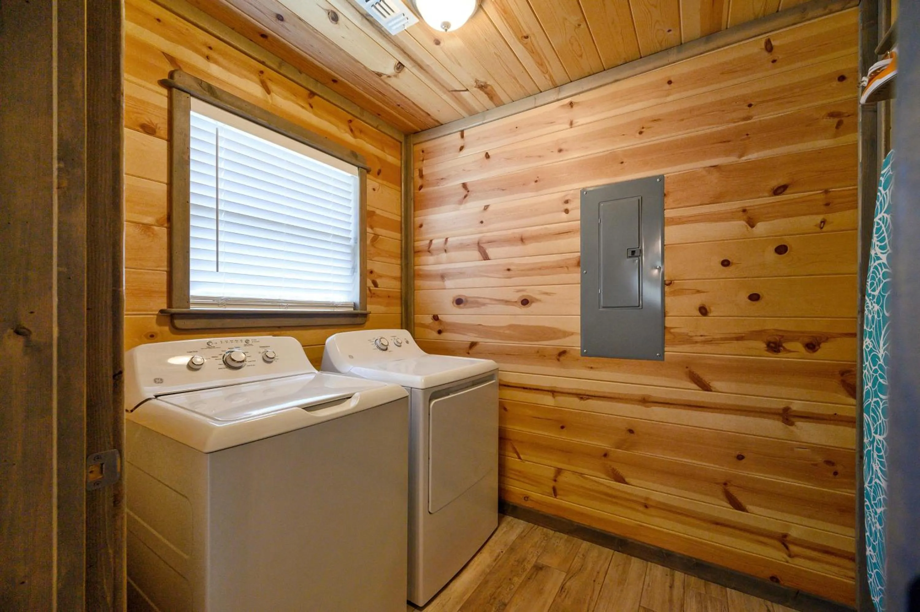 laundry in Convenient Romantic Hot Tub BBQ 3-night special!