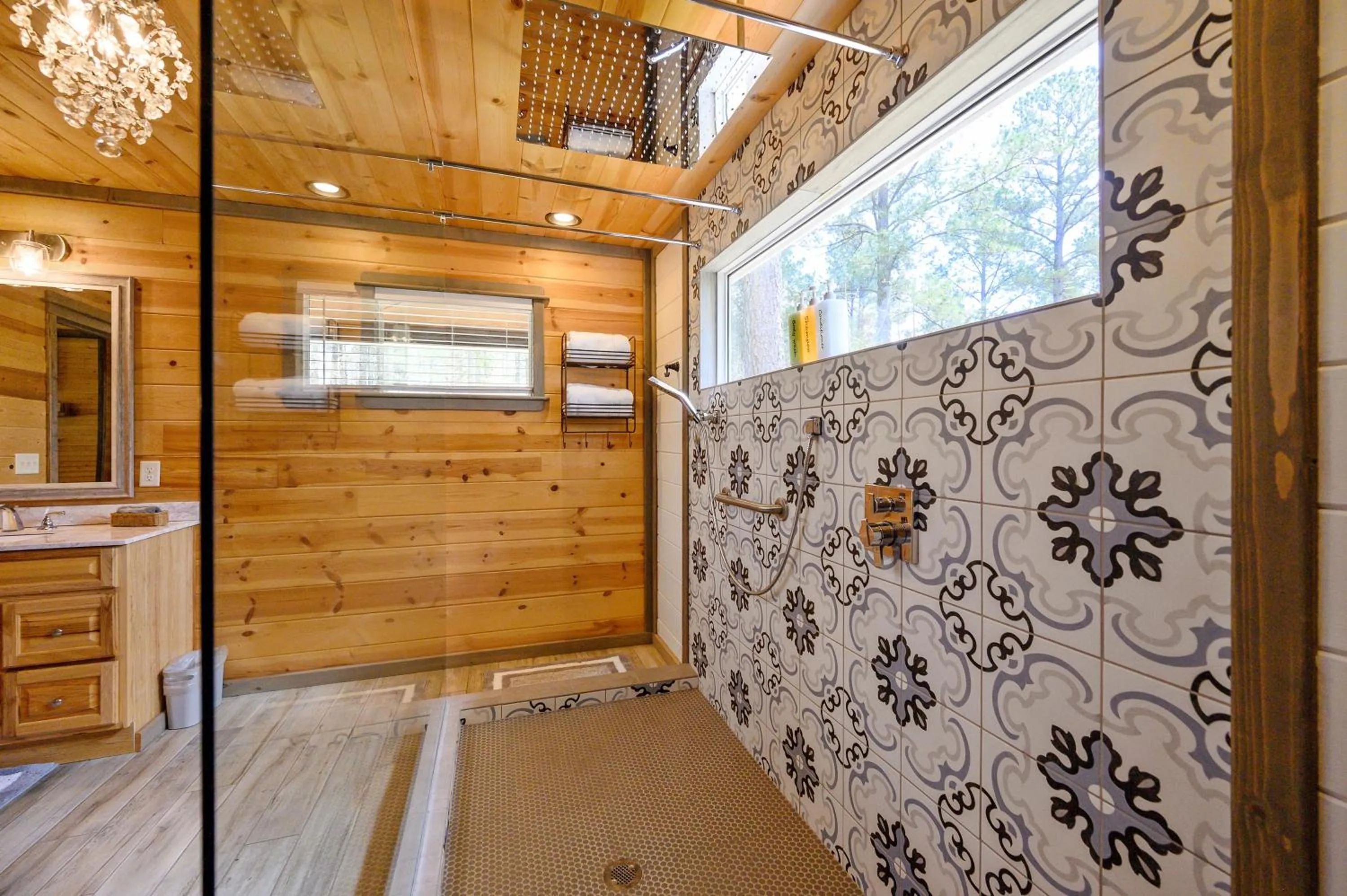 Shower in Convenient Romantic Hot Tub BBQ 3-night special!