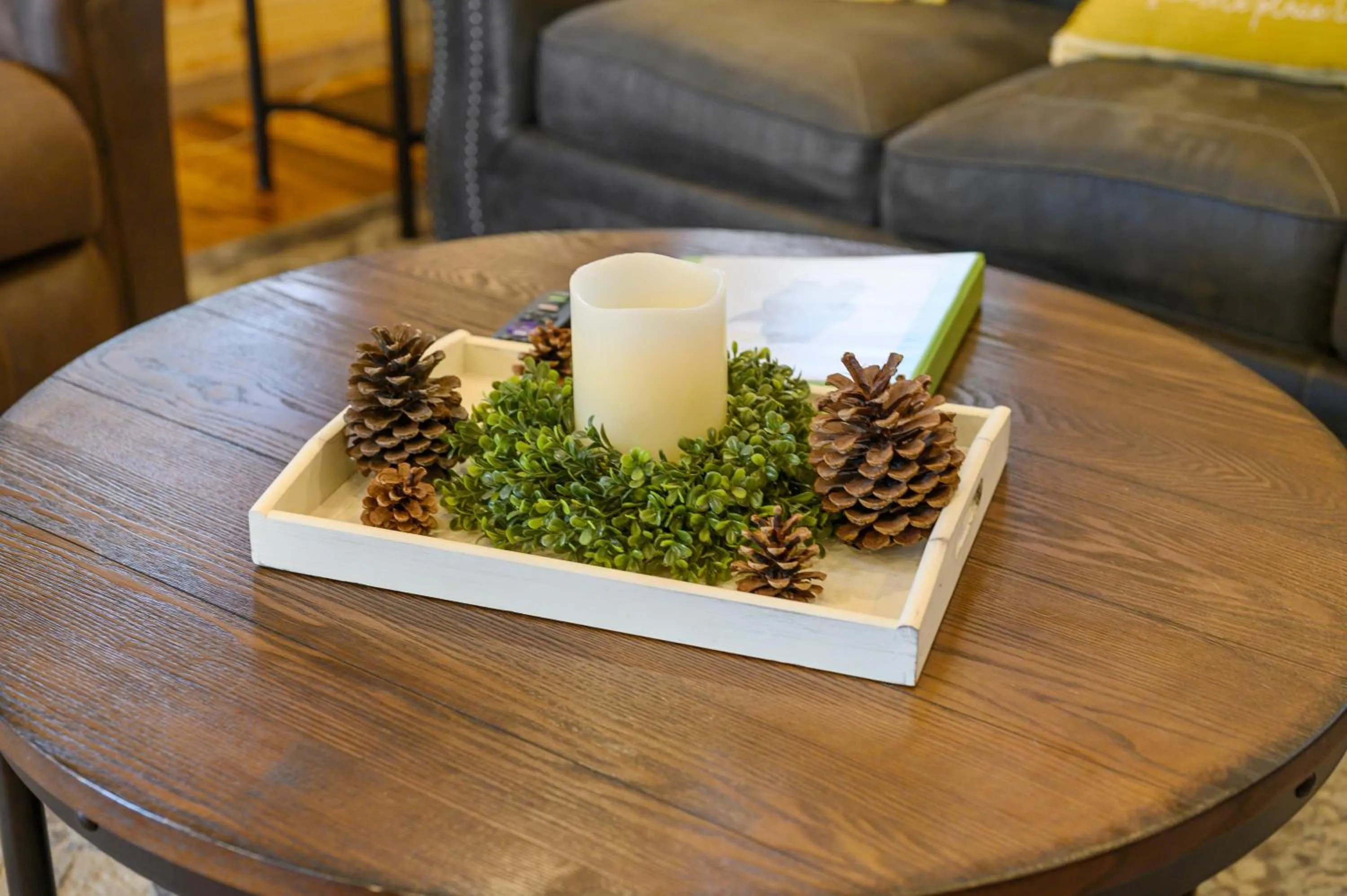 Living room in Convenient Romantic Hot Tub BBQ 3-night special!