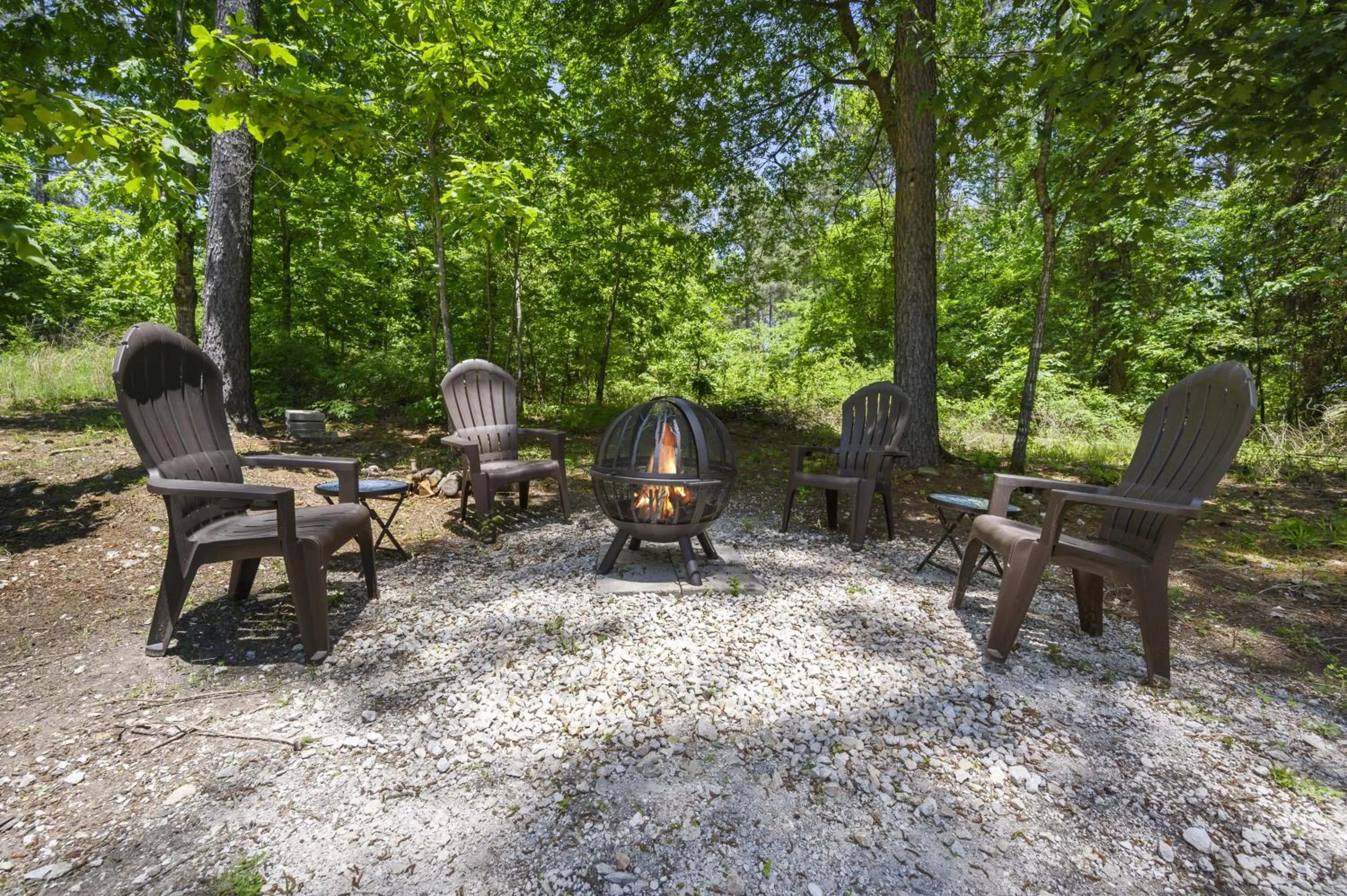 Patio in Convenient Romantic Hot Tub BBQ 3-night special!