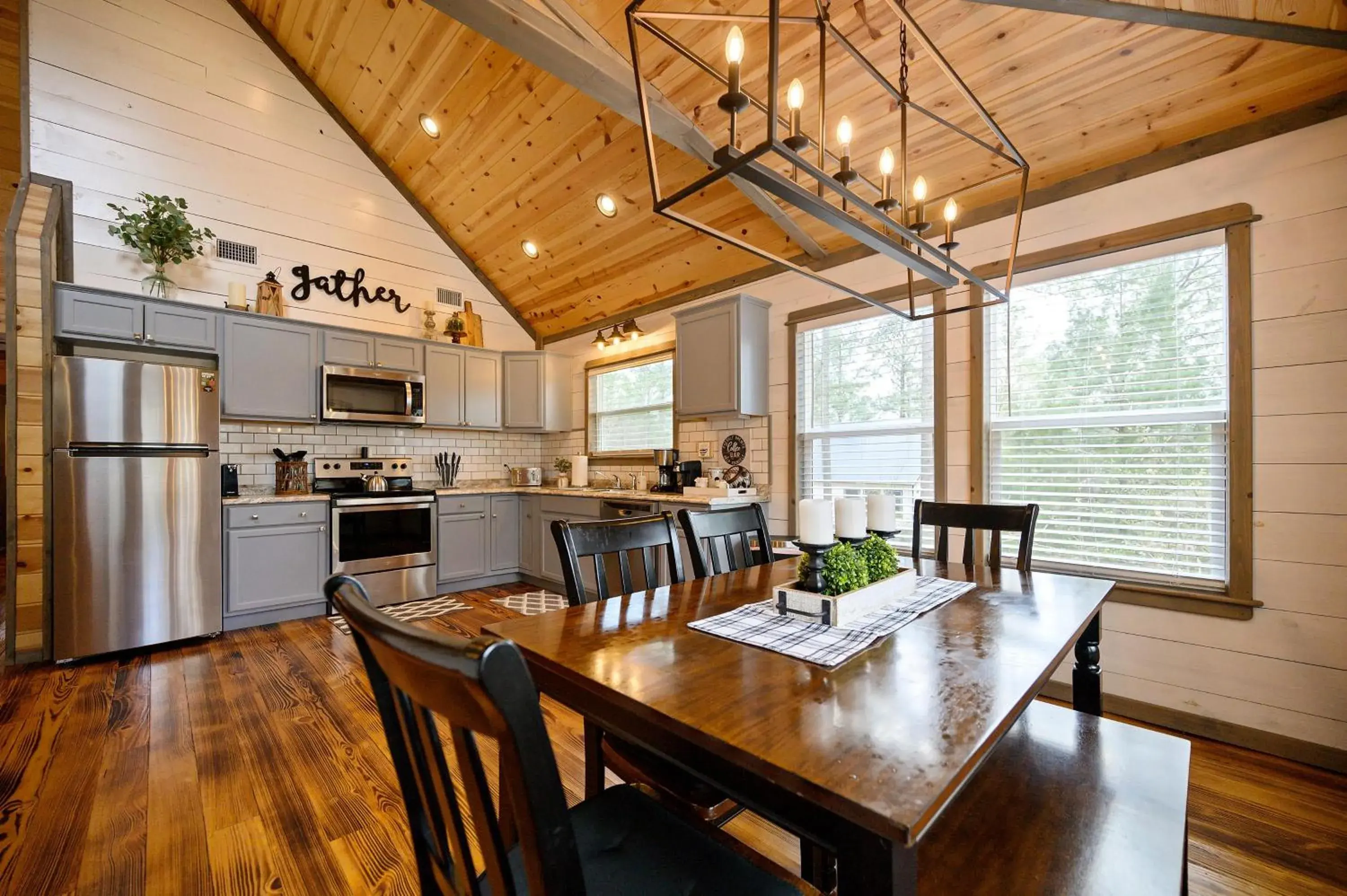 Convenient Romantic Hot Tub BBQ 3-night special! Convenient Romantic Hot Tub BBQ 3-night special!