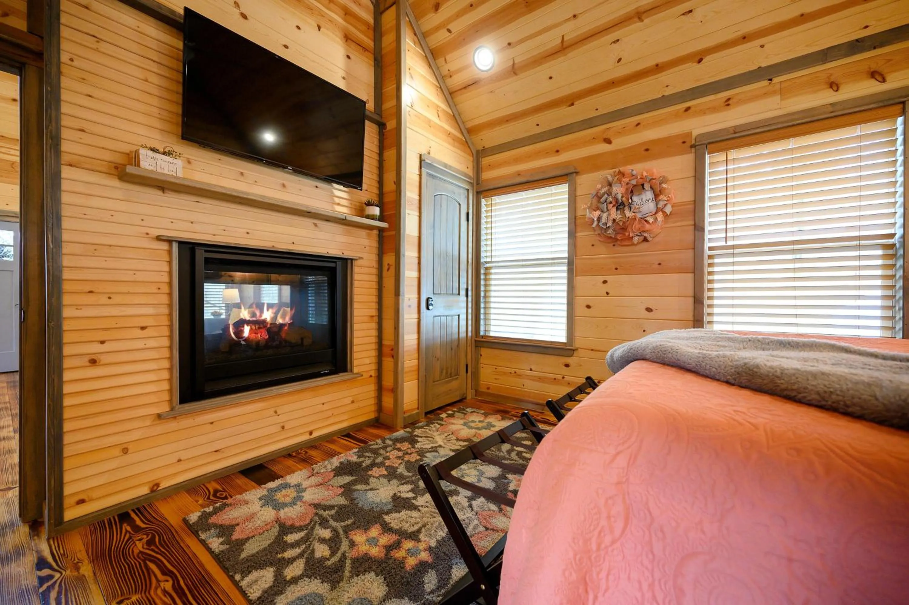 Bedroom, Bed in Convenient Romantic Hot Tub BBQ 3-night special!