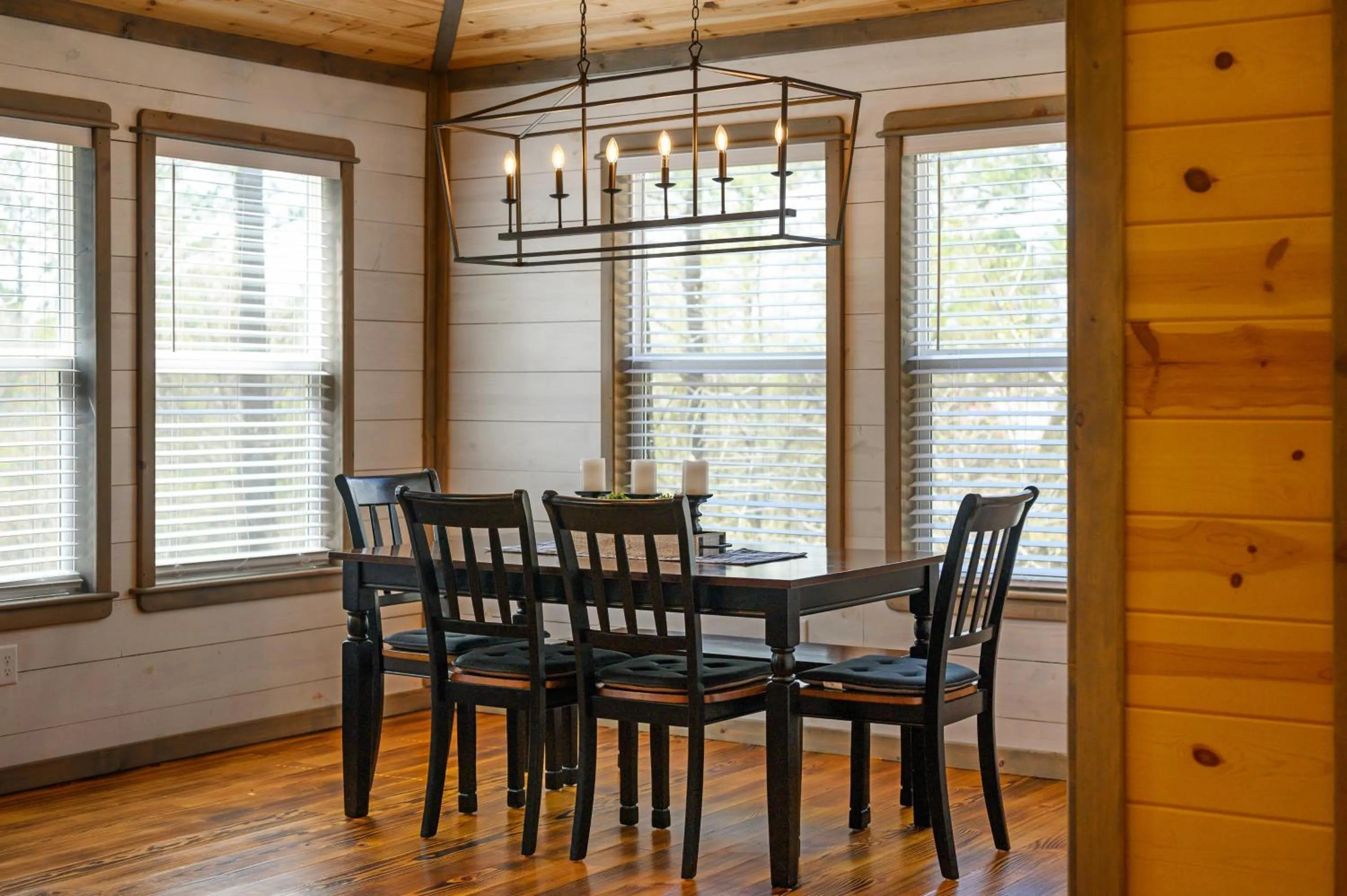 Dining area in Convenient Romantic Hot Tub BBQ 3-night special!