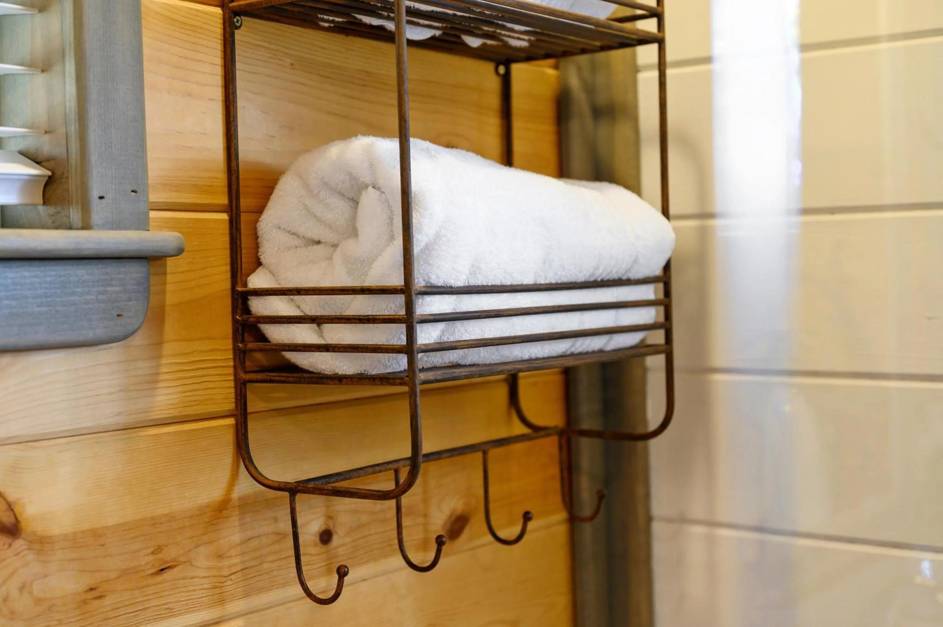 Bathroom in Convenient Romantic Hot Tub BBQ 3-night special!