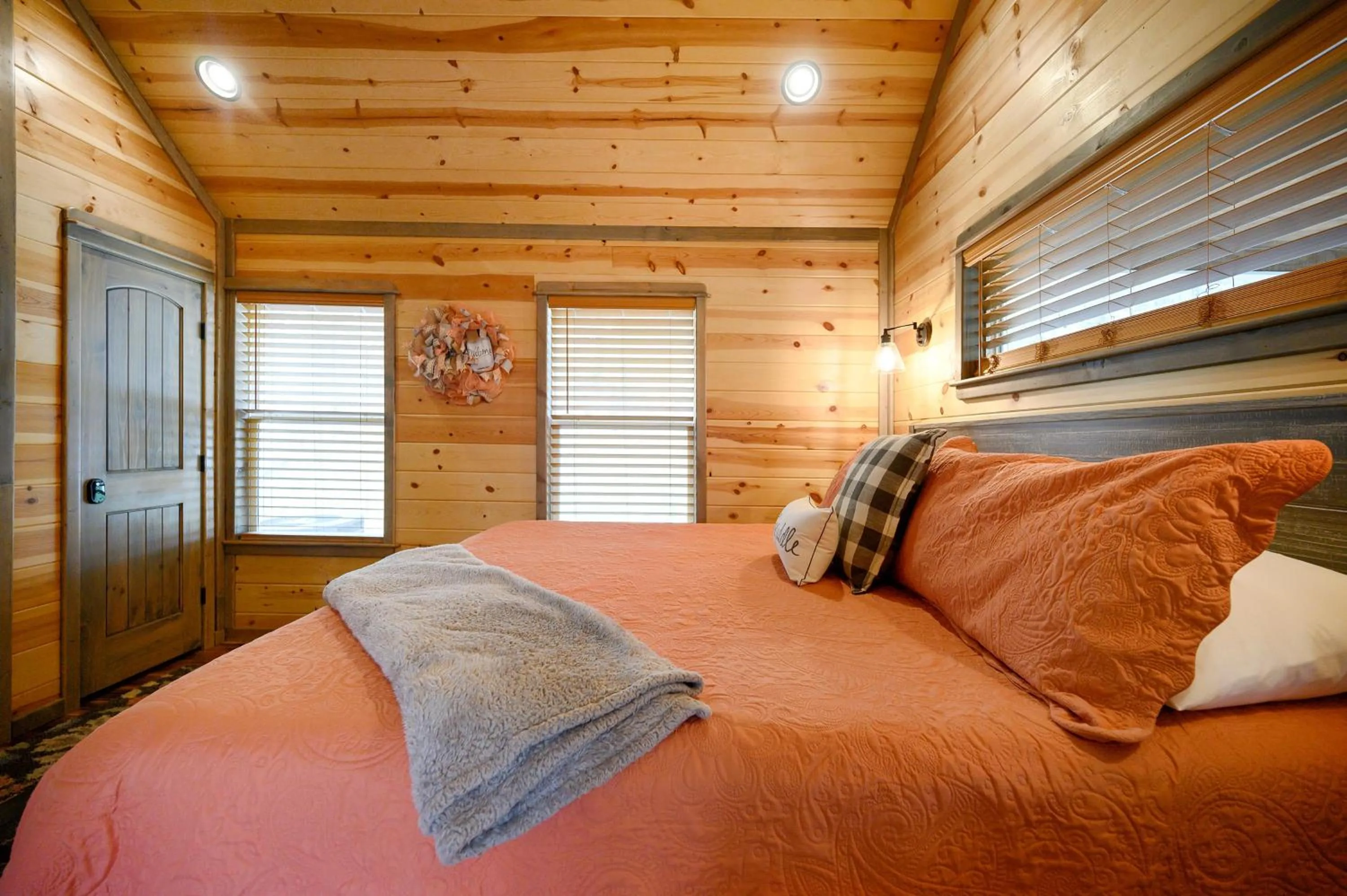 Bed in Convenient Romantic Hot Tub BBQ 3-night special!