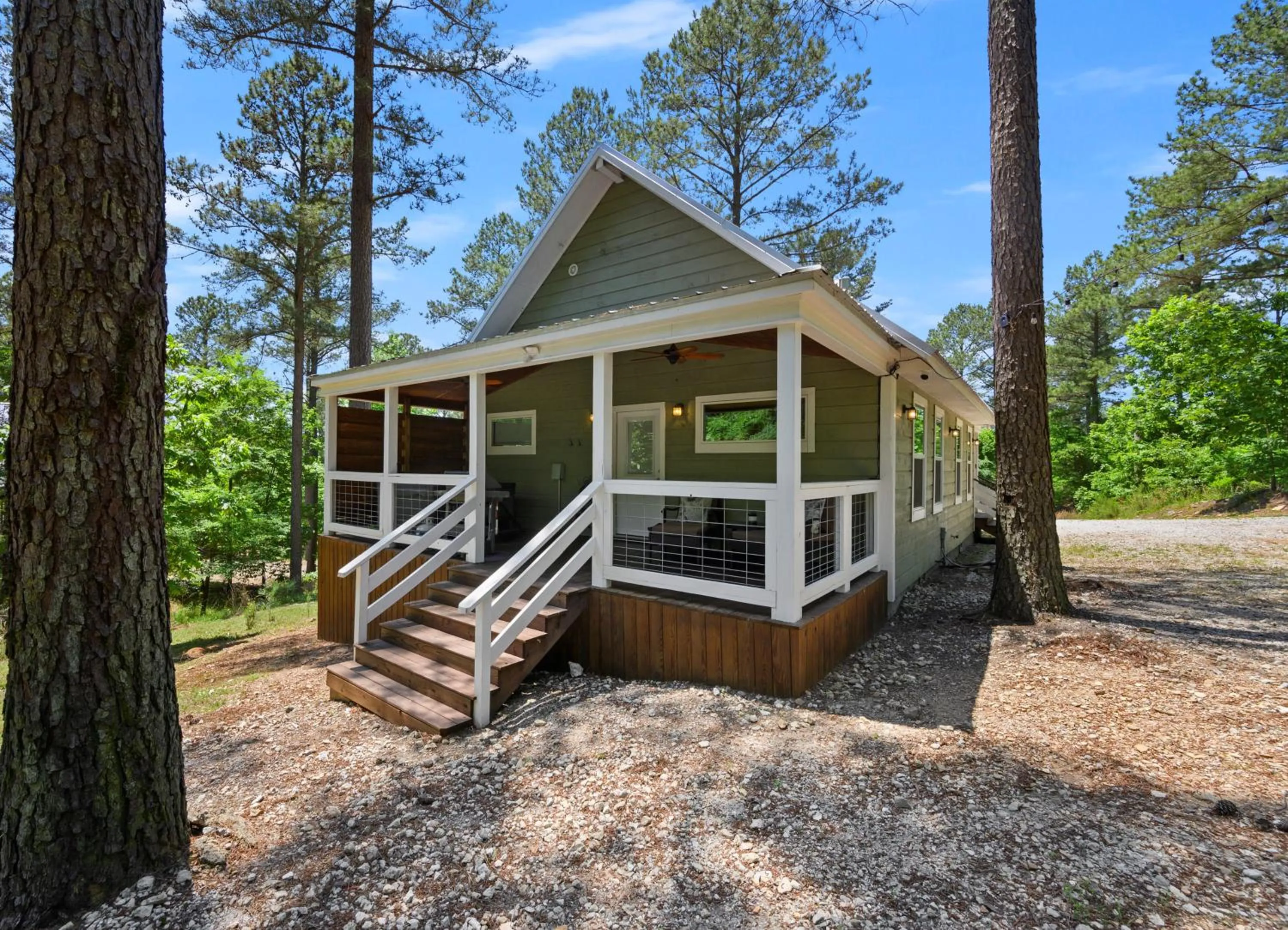 Property building in Convenient Romantic Hot Tub BBQ 3-night special!