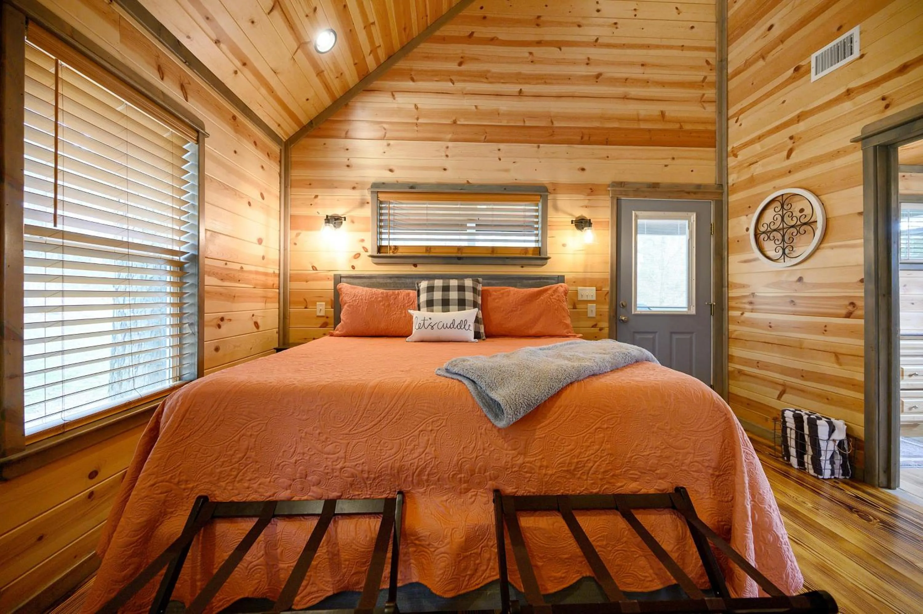 Bed in Convenient Romantic Hot Tub BBQ 3-night special!