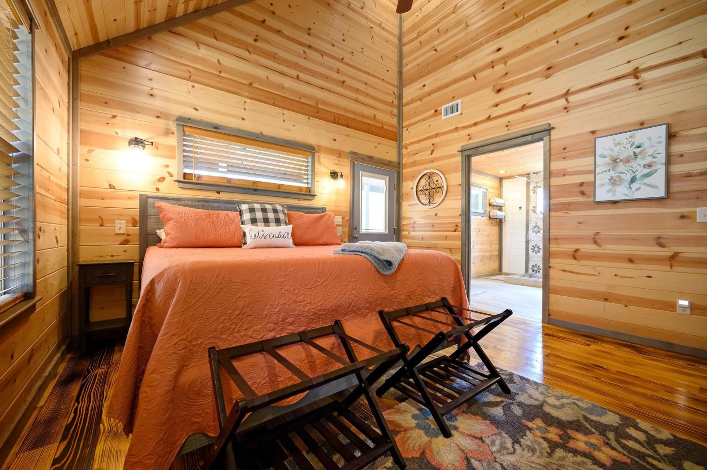 Bed in Convenient Romantic Hot Tub BBQ 3-night special!