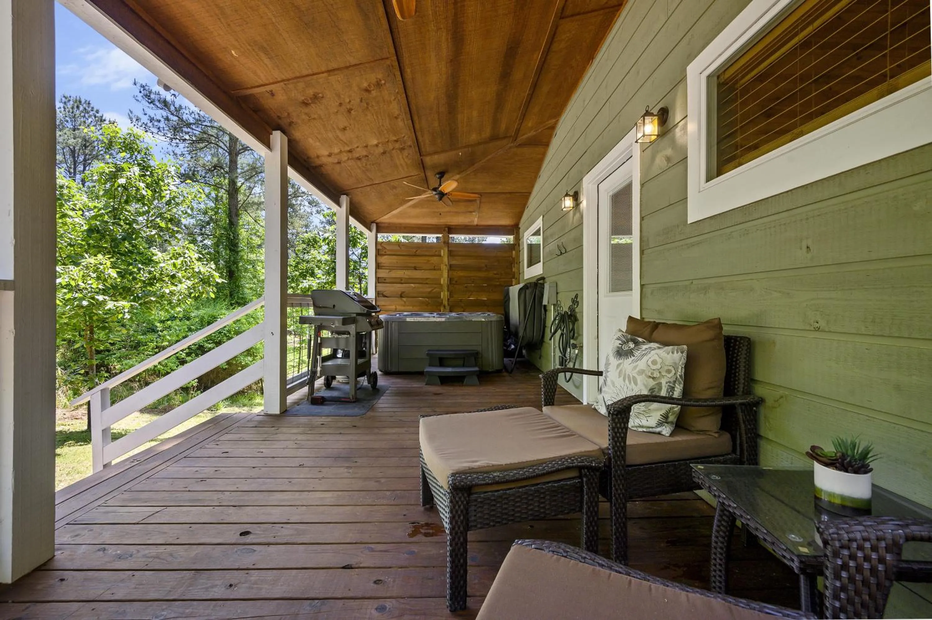 Patio in Convenient Romantic Hot Tub BBQ 3-night special!