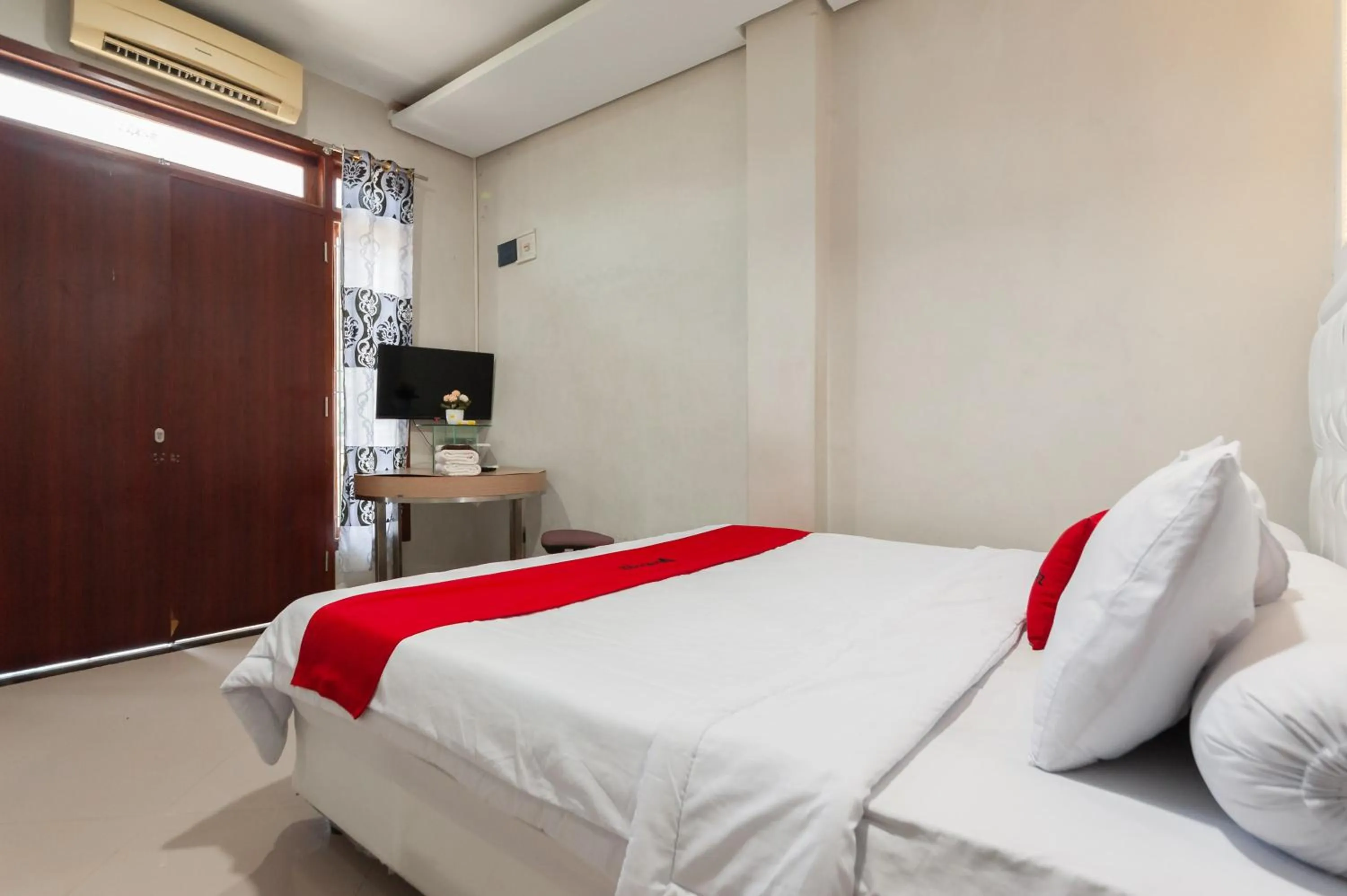 Bed in RedDoorz Syariah near Pasar Aceh Shopping Centre