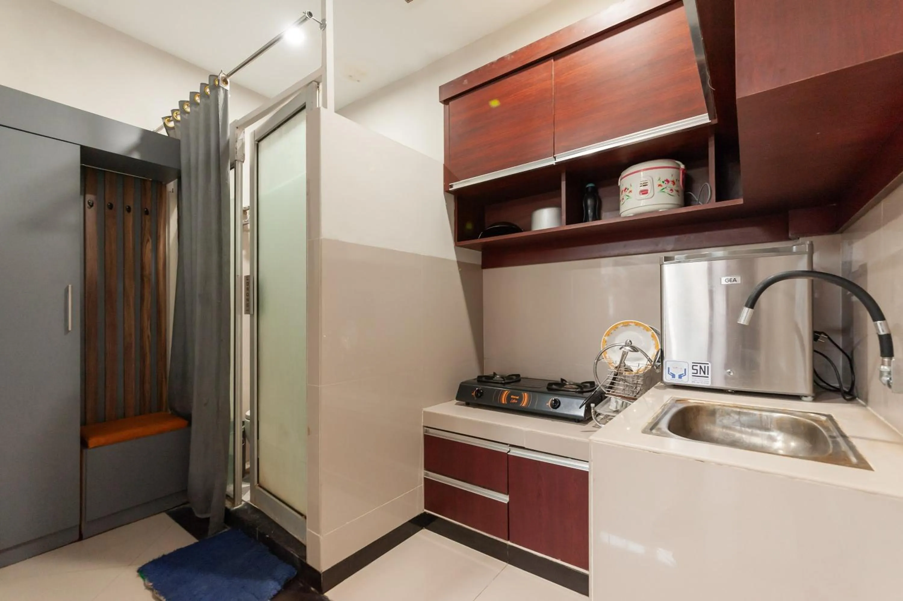 Kitchen or kitchenette in RedDoorz Syariah near Pasar Aceh Shopping Centre