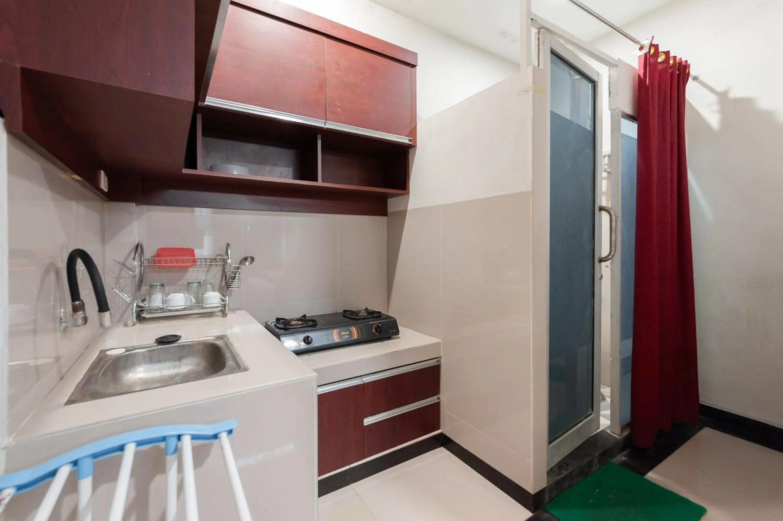 Kitchen or kitchenette in RedDoorz Syariah near Pasar Aceh Shopping Centre
