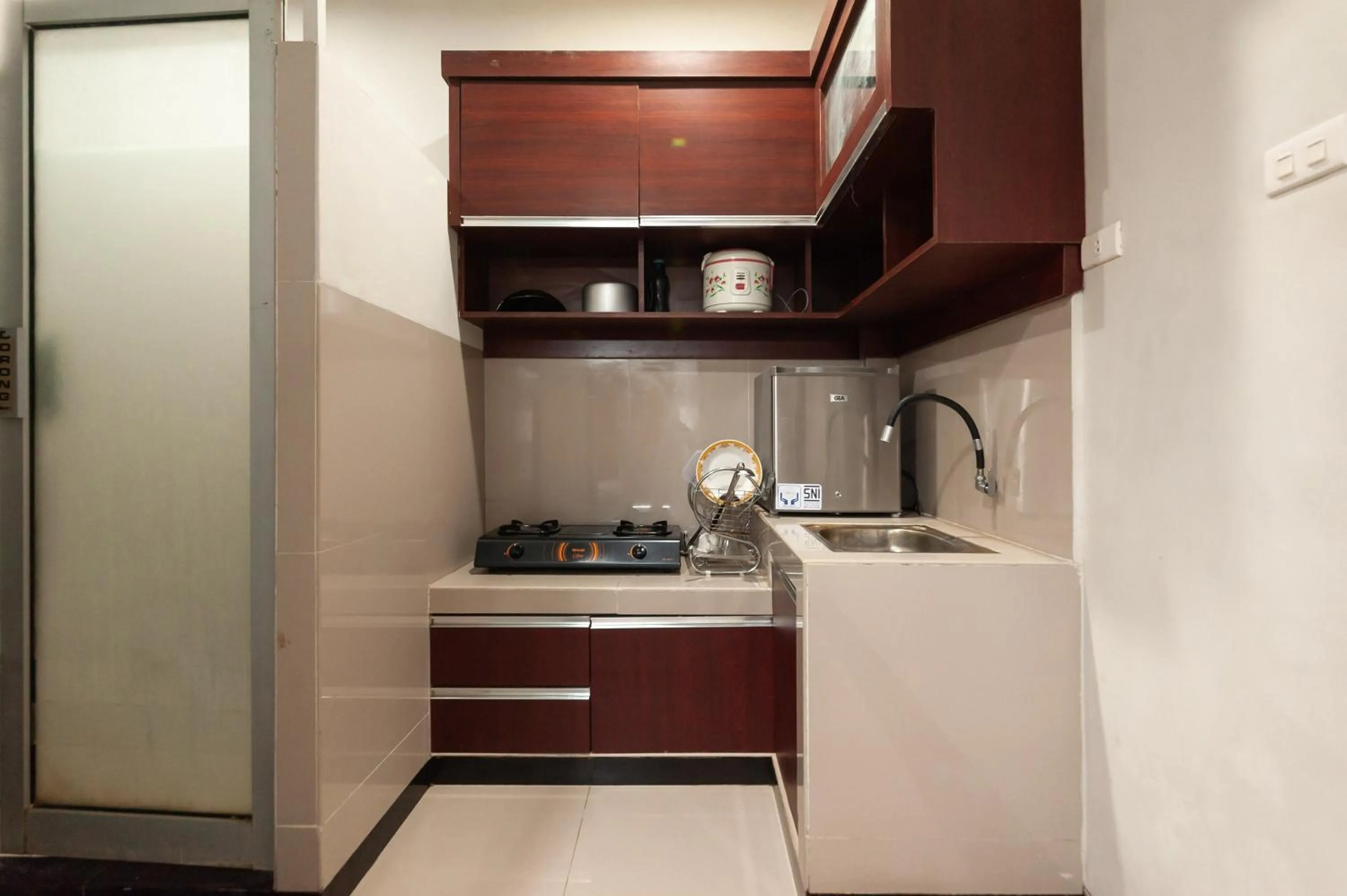 Kitchen or kitchenette in RedDoorz Syariah near Pasar Aceh Shopping Centre