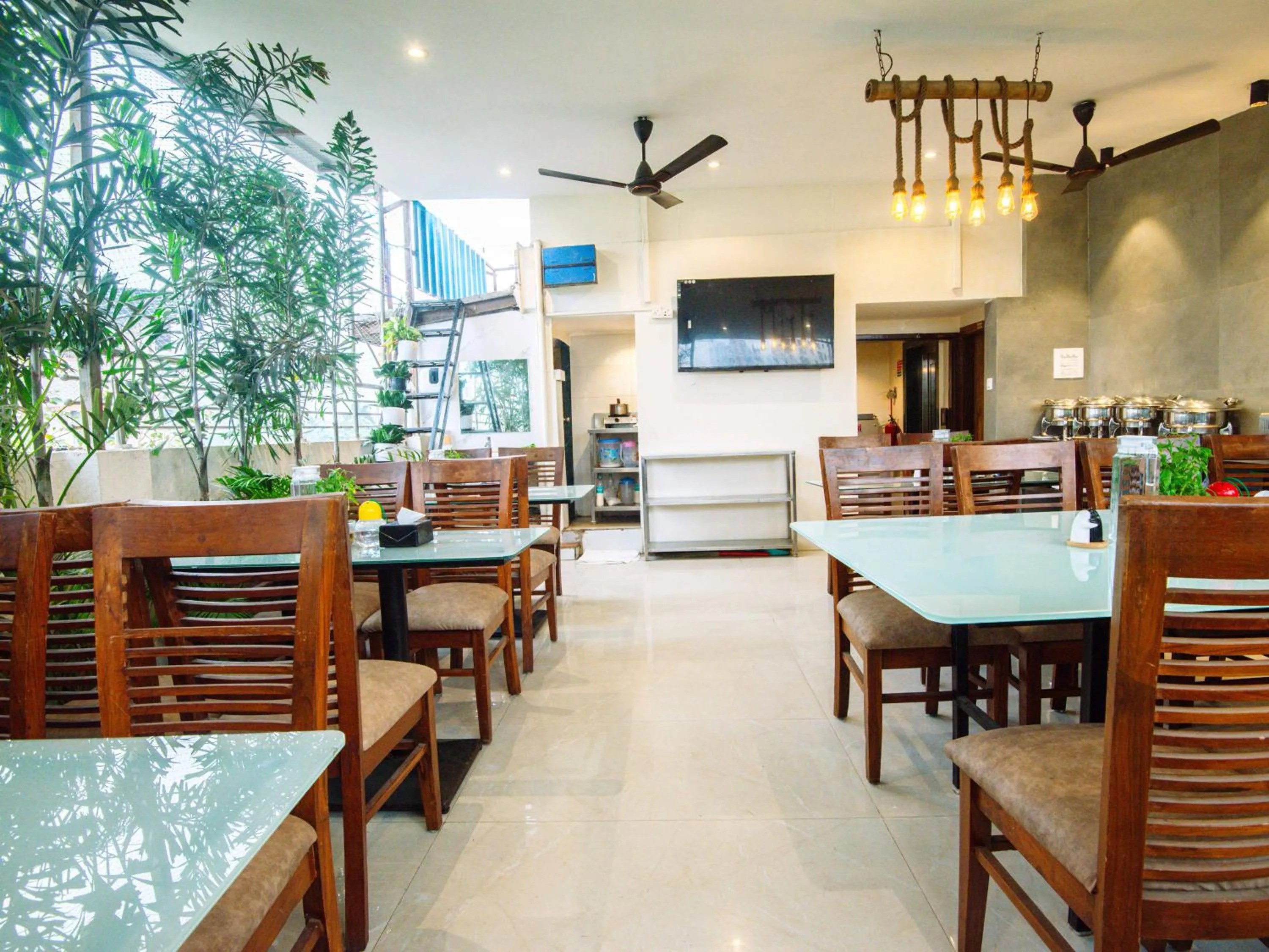 Restaurant/places to eat in Treebo Amber Imperial