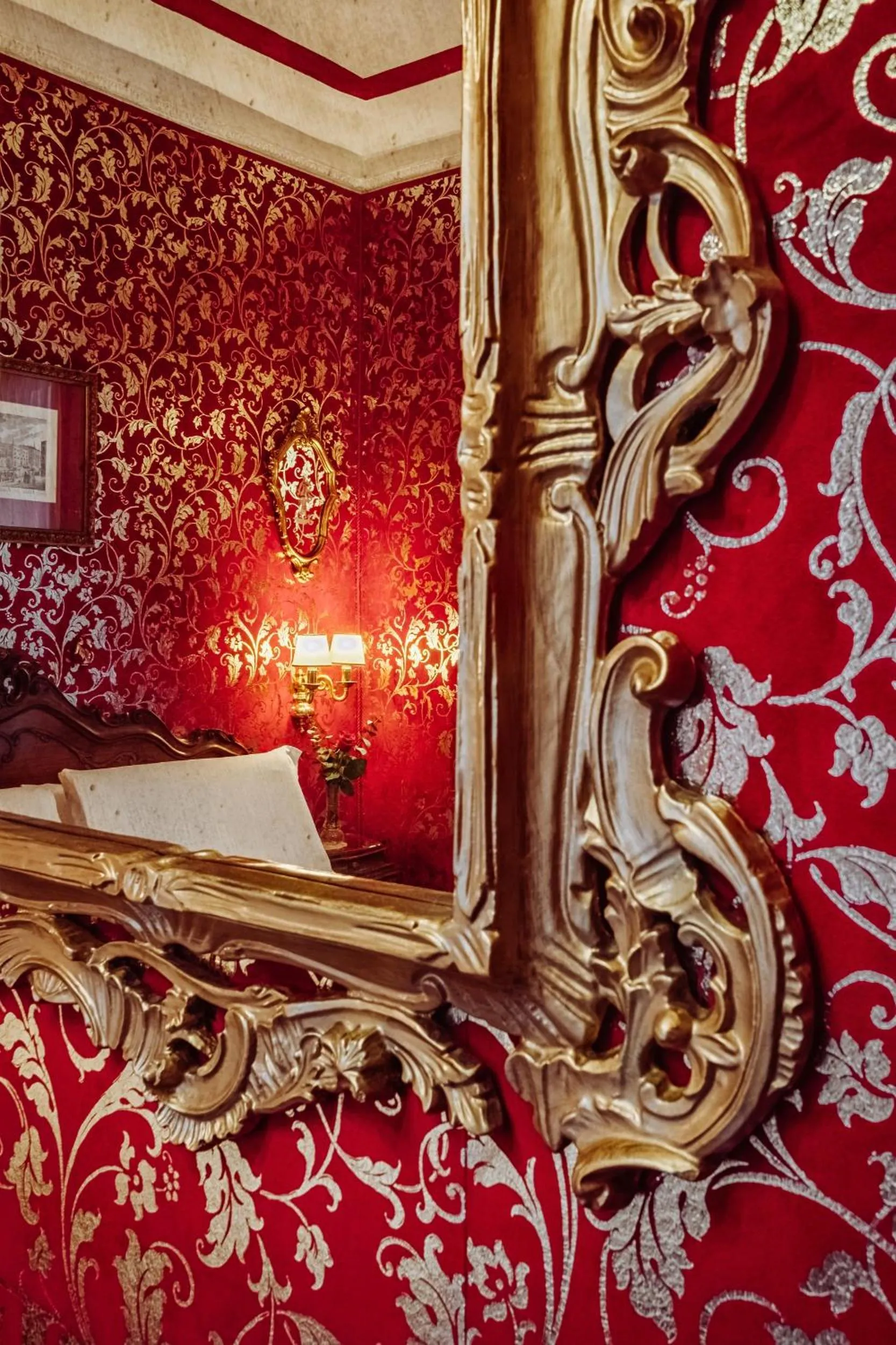 Decorative detail, Bed in Antica Locanda Sturion Residenza d'Epoca