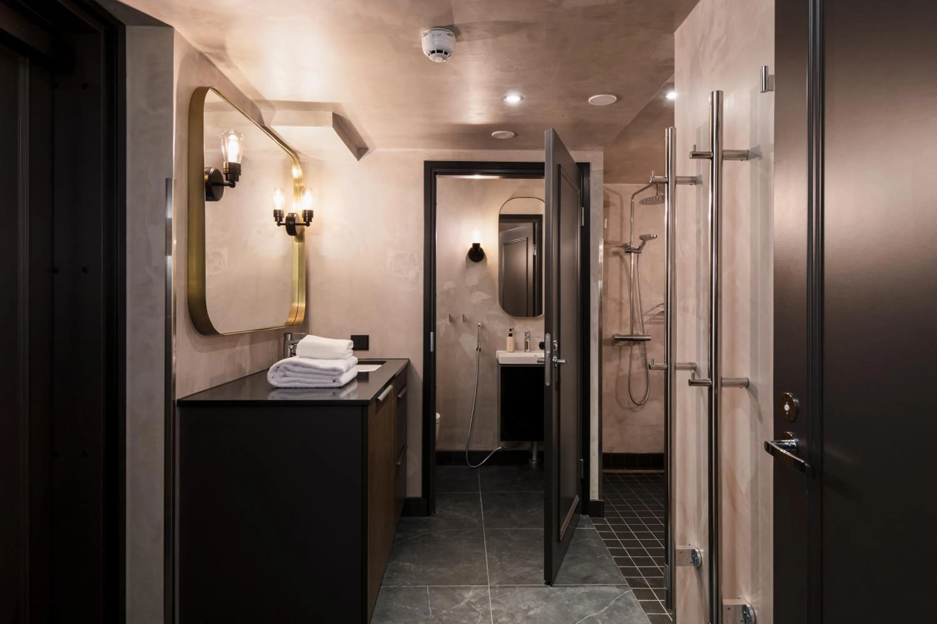 Shower in Bob W Helsinki Katajanokka