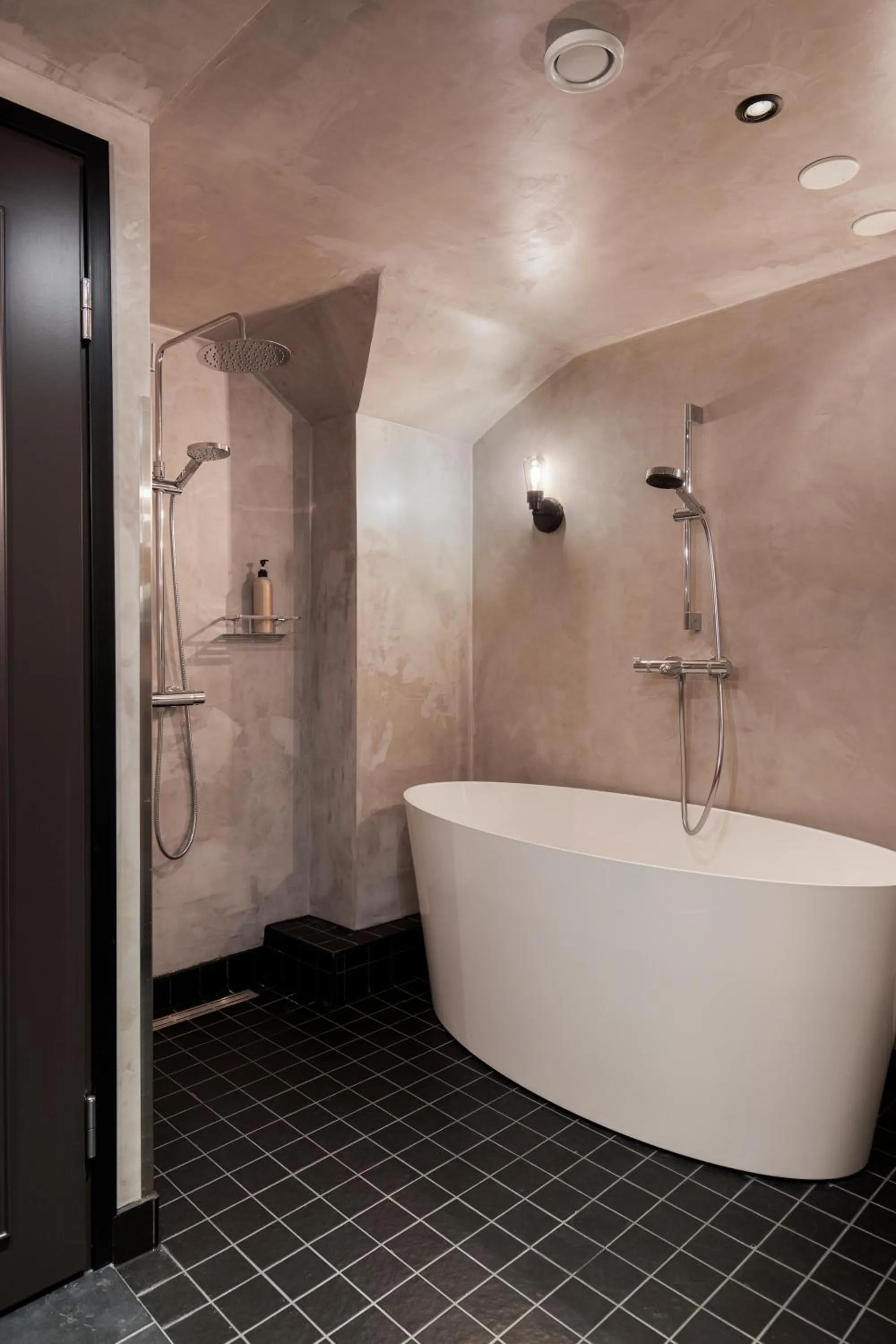 Shower in Bob W Helsinki Katajanokka