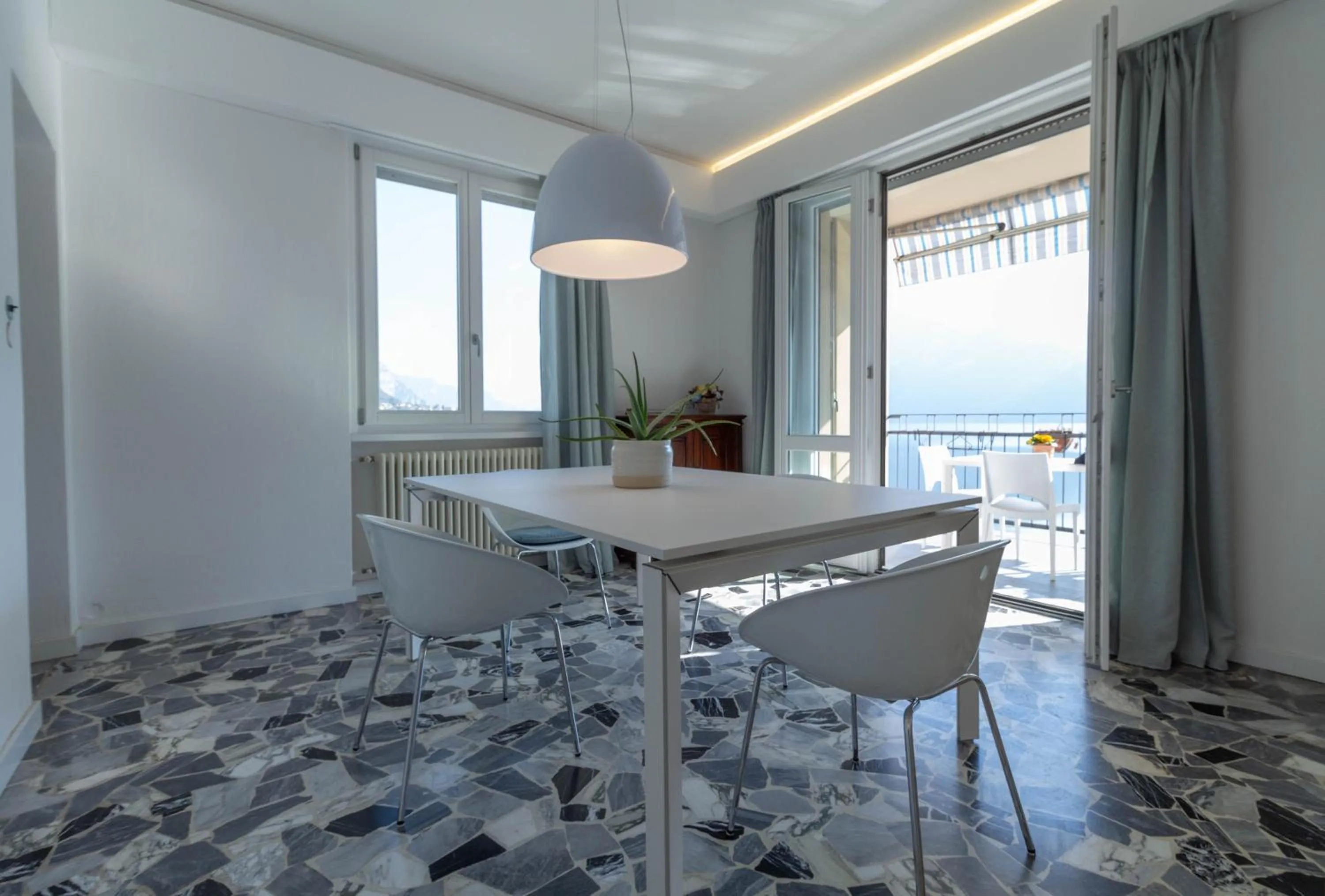 Dining area in Mamma Ciccia Holiday Home - Waterfront Apartment