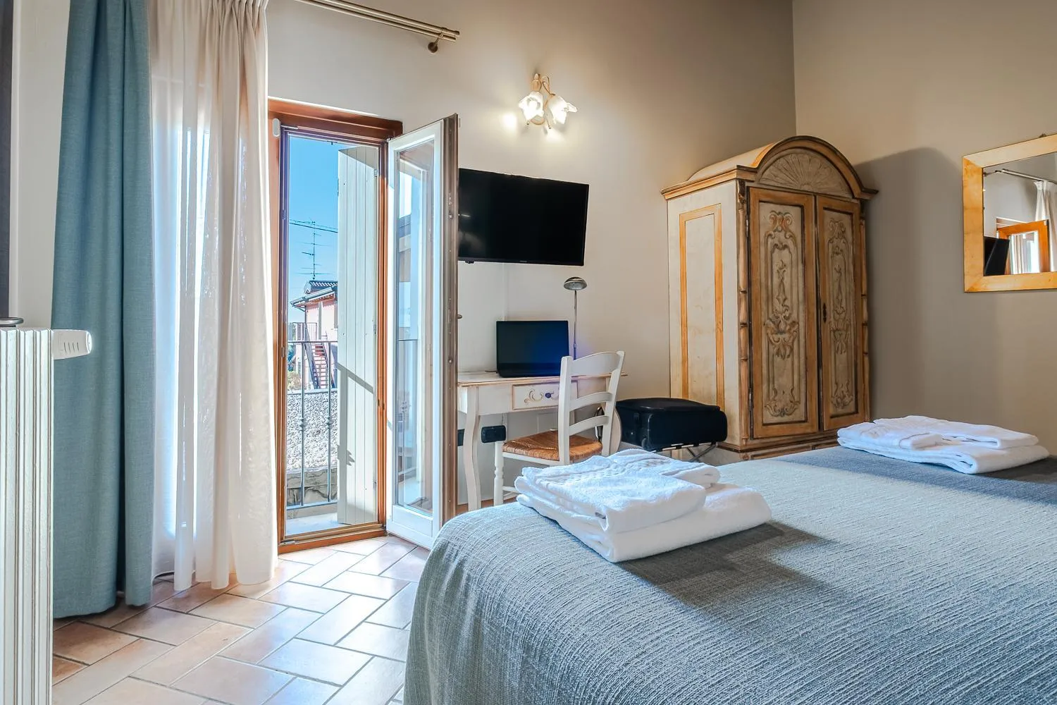 wardrobe, Bed in Hotel Noce