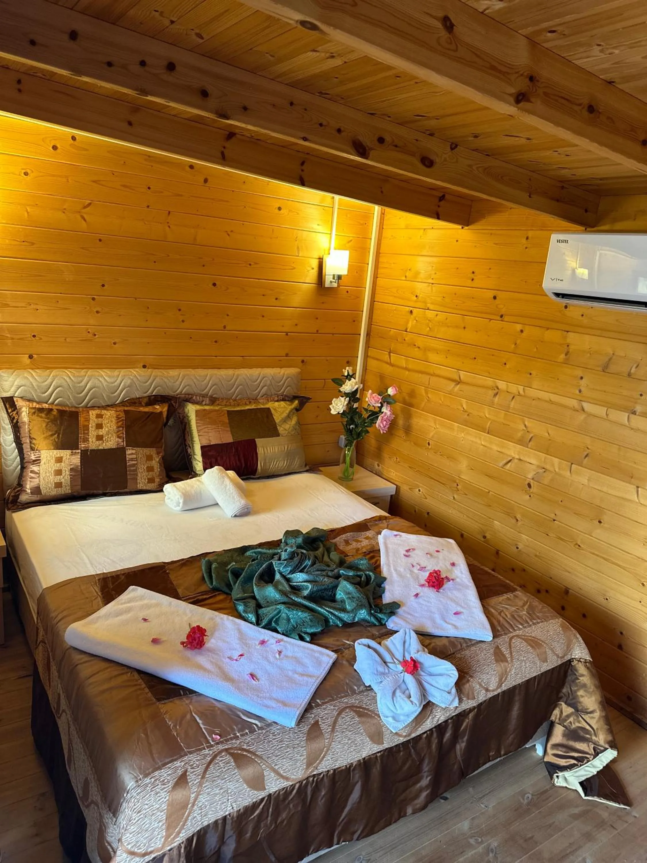 Bed in Felicity Hotel & Bungalows