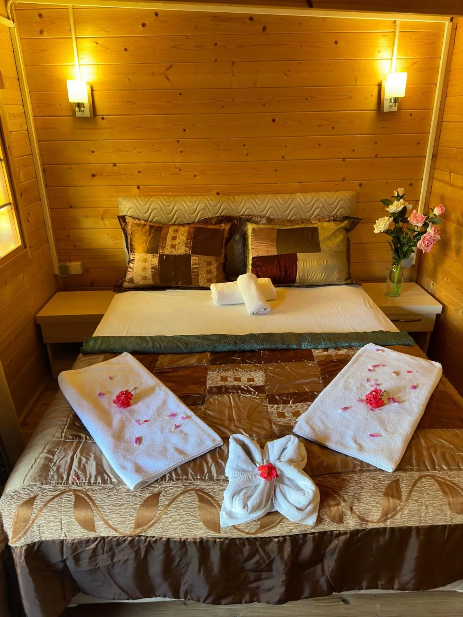 Bed in Felicity Hotel & Bungalows