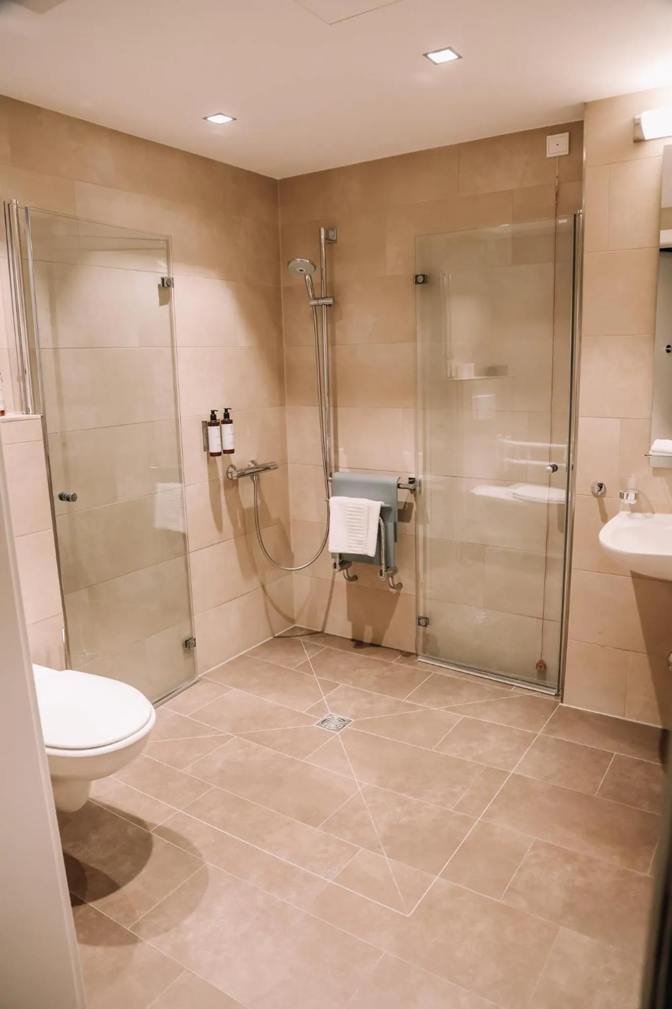 Shower in Hotel Hofwirt Neubeuern