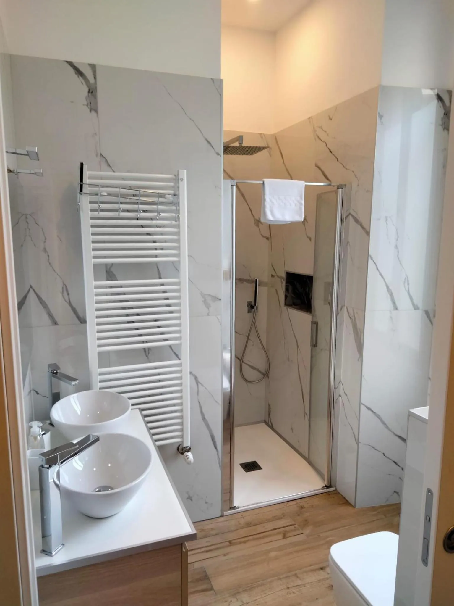 Toilet in Lizard Hotel