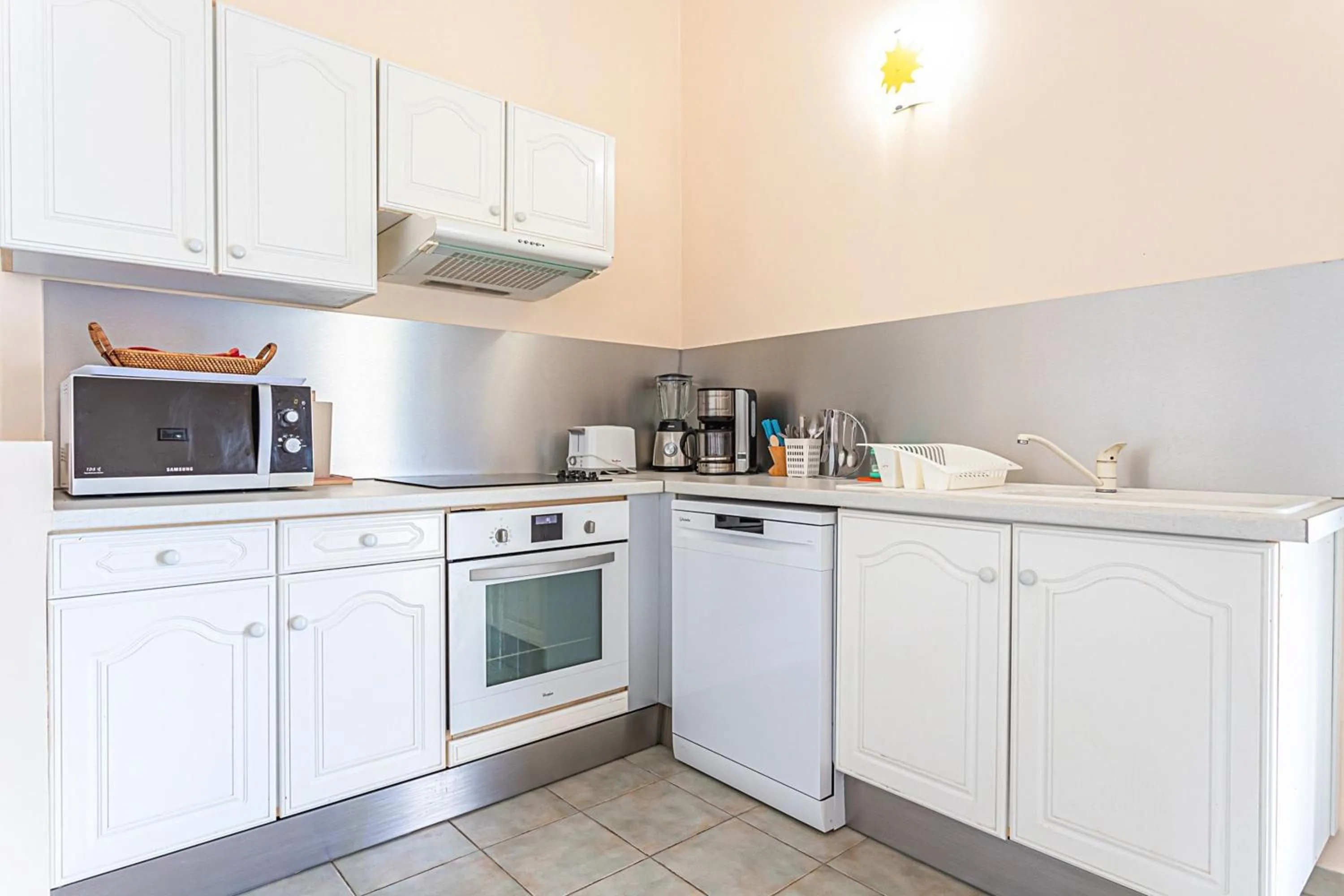 Kitchen or kitchenette in Villa spacieuse à Saint-François avec piscine privée