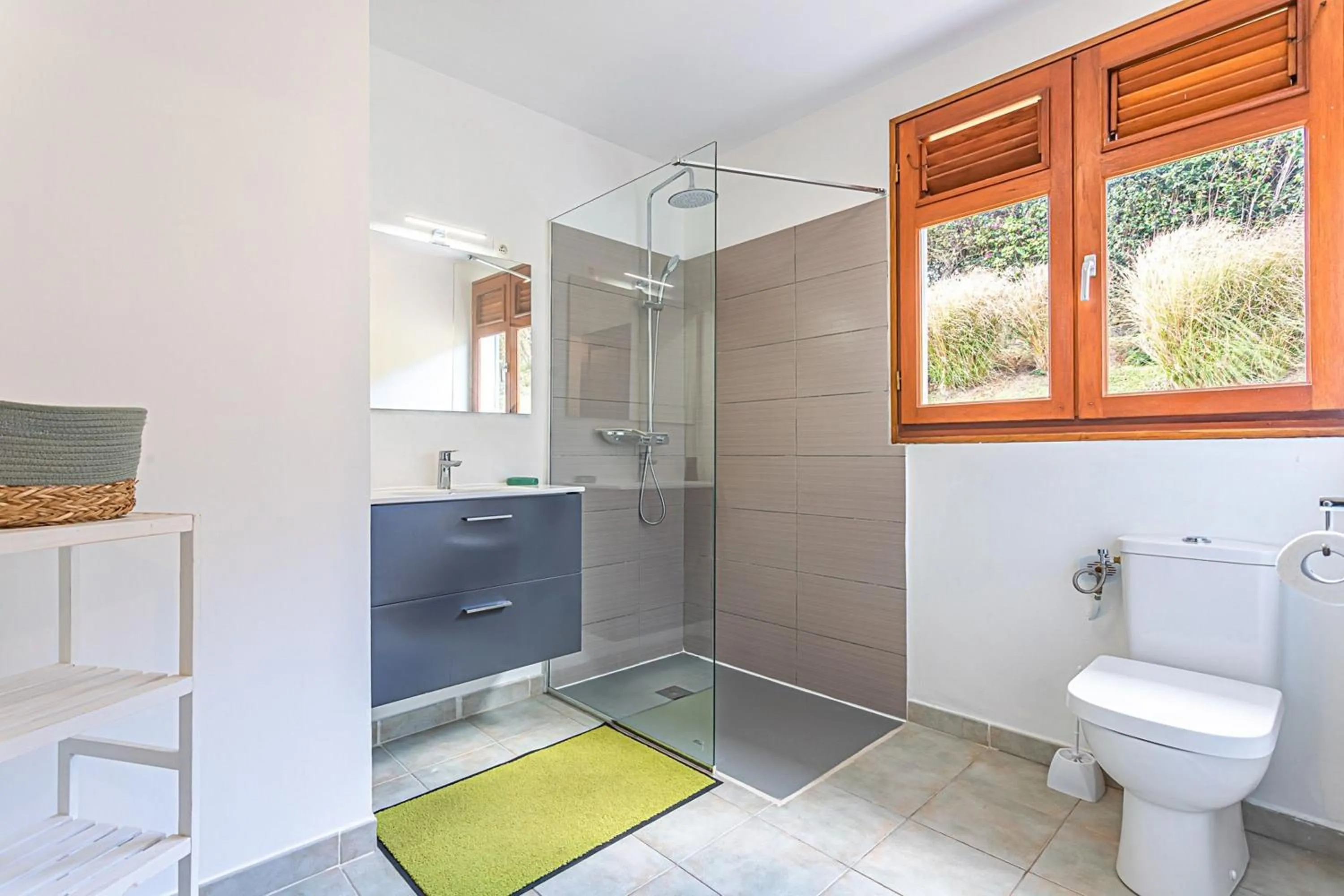 Bathroom in Villa spacieuse à Saint-François avec piscine privée
