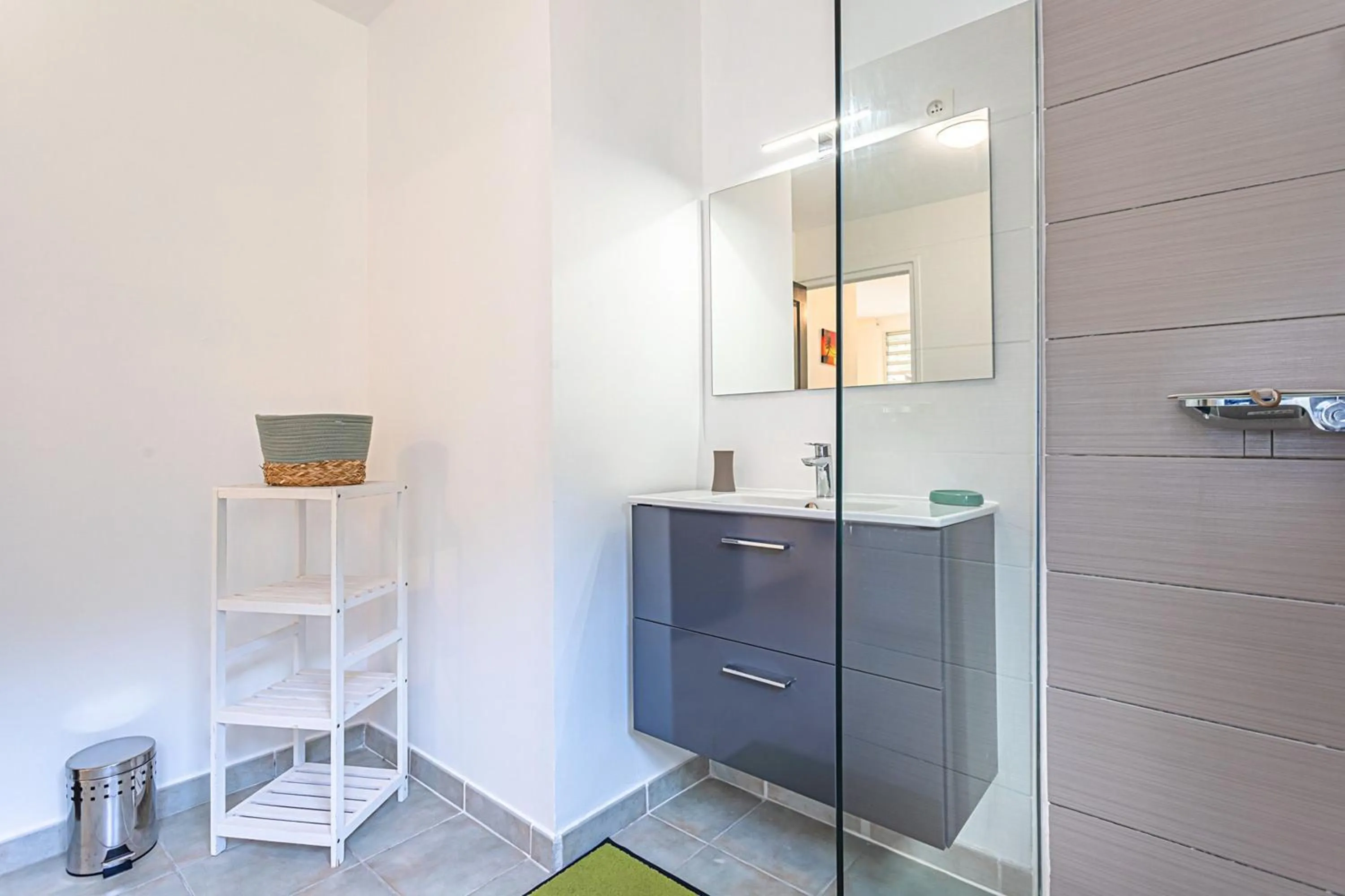Kitchen or kitchenette in Villa spacieuse à Saint-François avec piscine privée