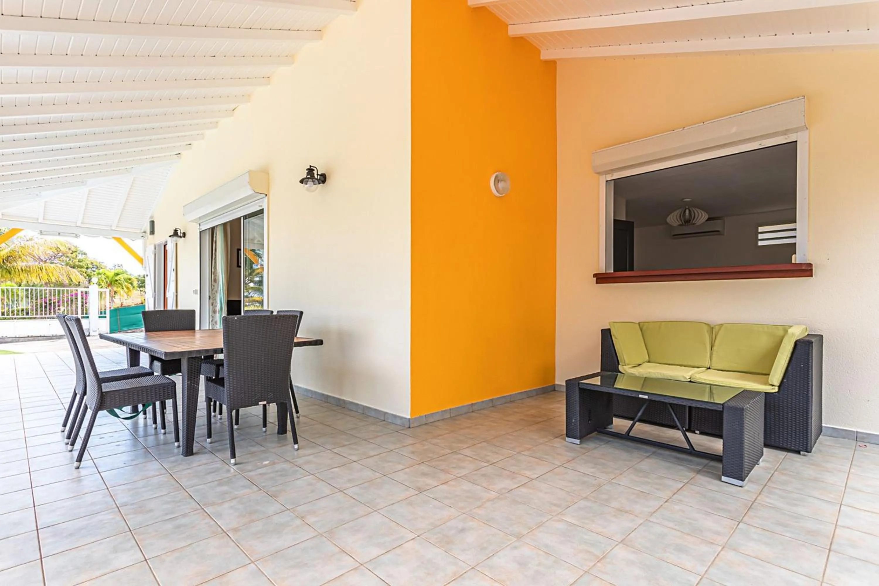 Dining area in Villa spacieuse à Saint-François avec piscine privée