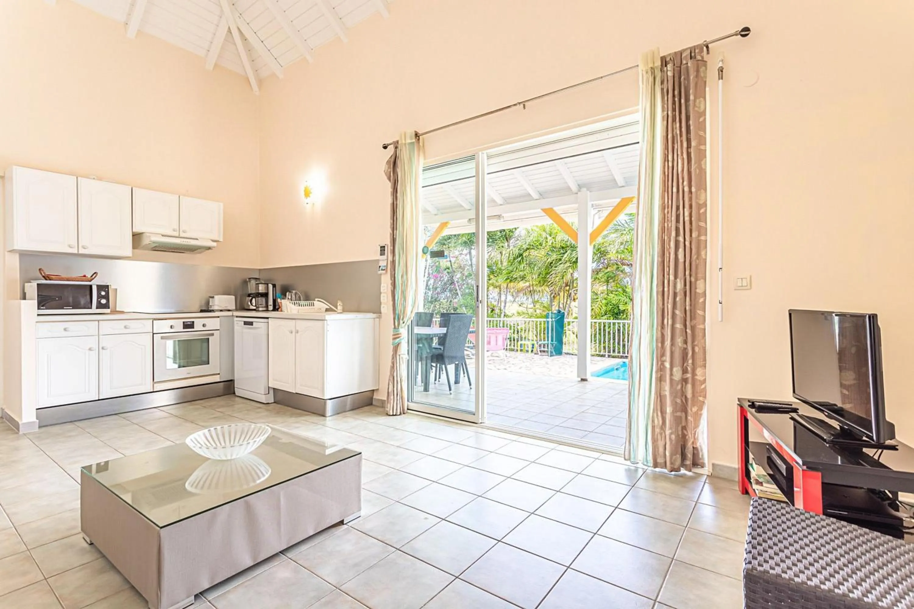 Kitchen or kitchenette in Villa spacieuse à Saint-François avec piscine privée