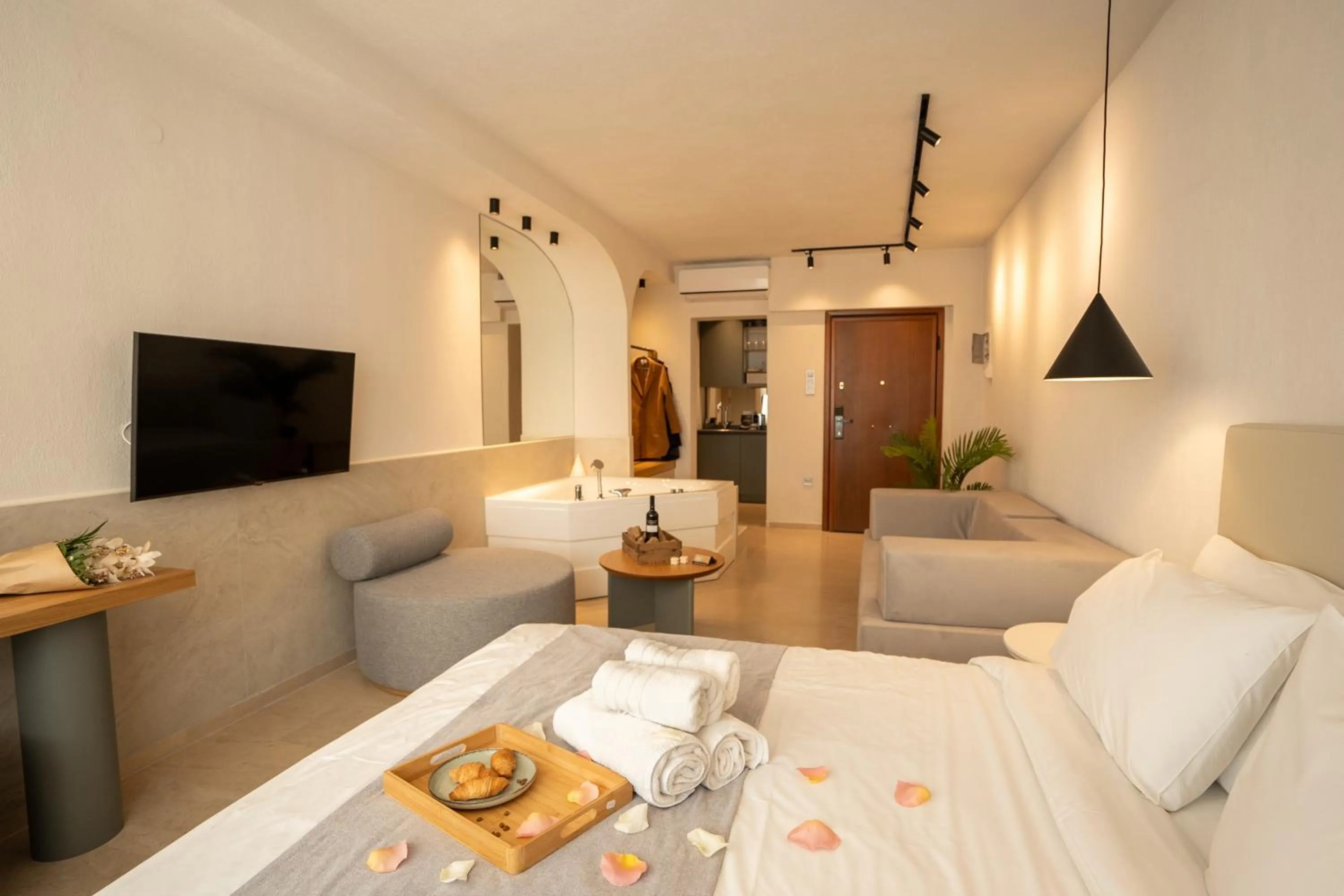 Photo of the whole room in Sea & the City