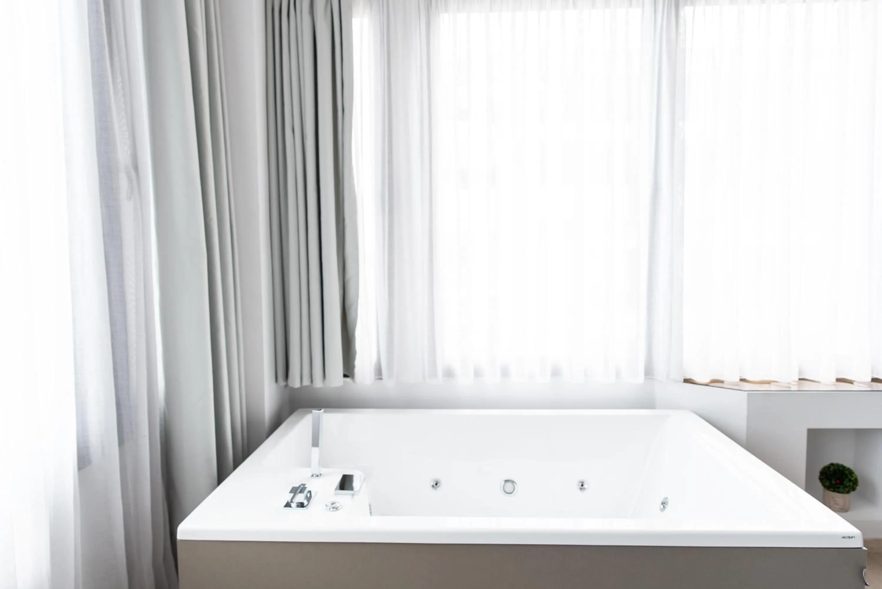 Hot Tub in Sea & the City