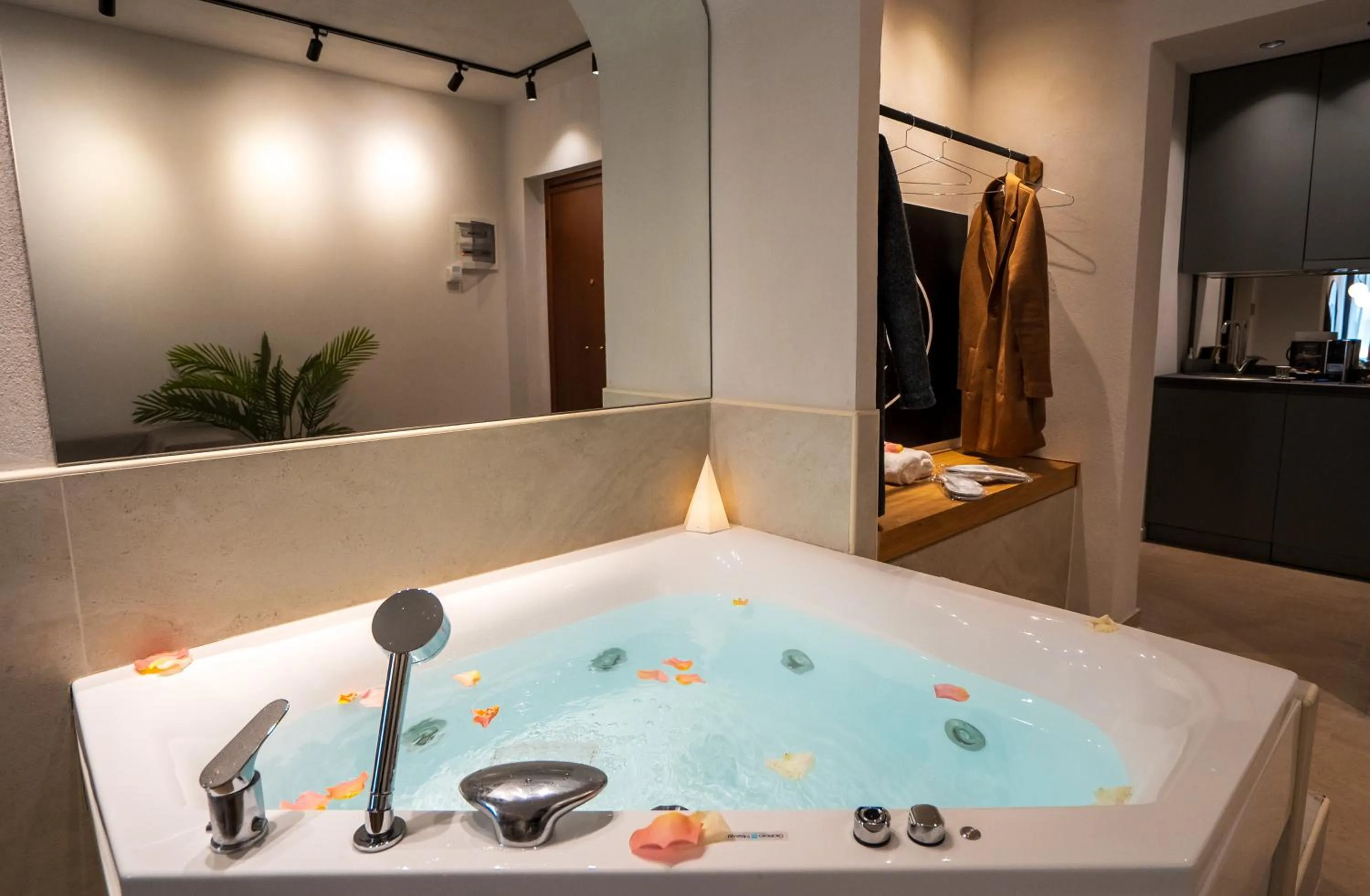 Hot Tub in Sea & the City