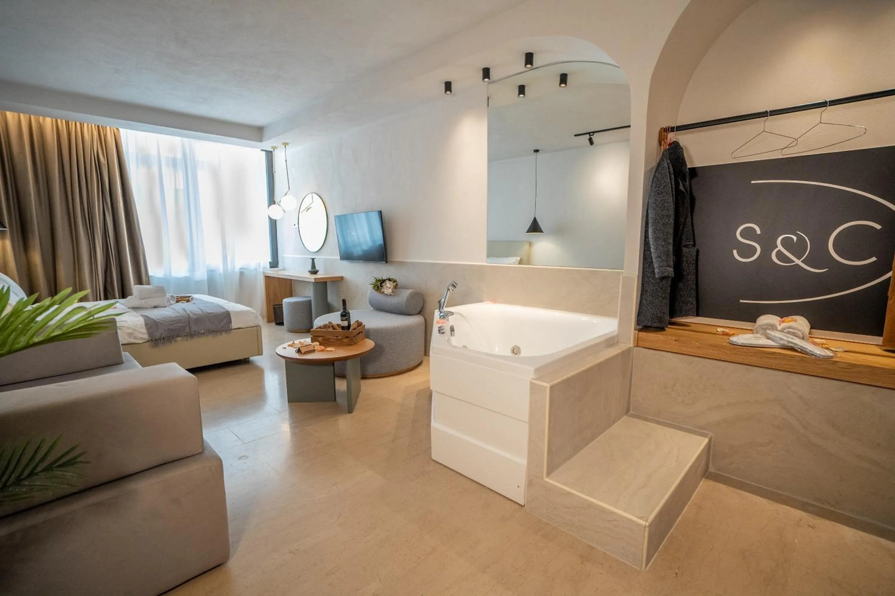 Hot Tub in Sea & the City