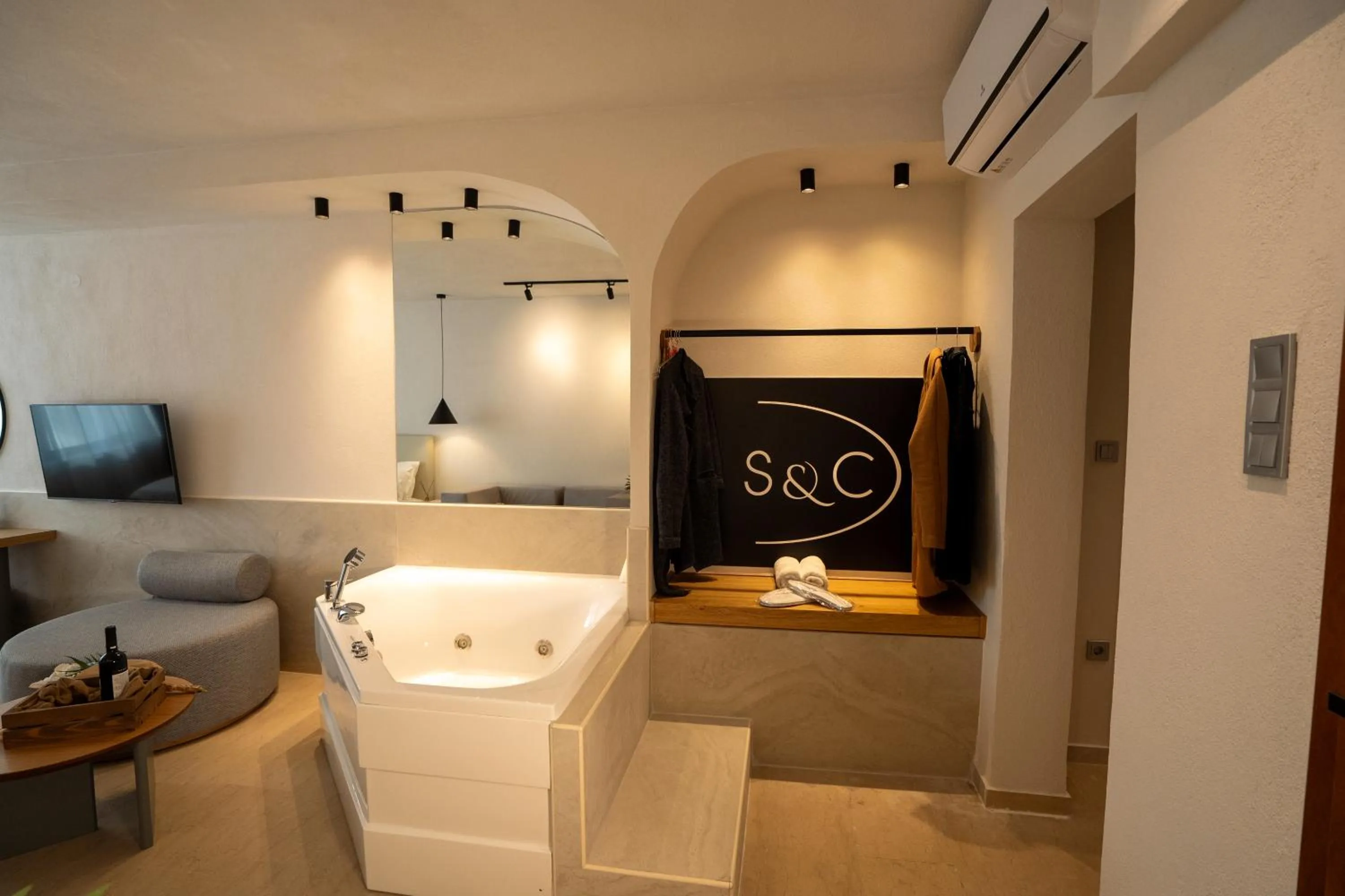 Photo of the whole room in Sea & the City