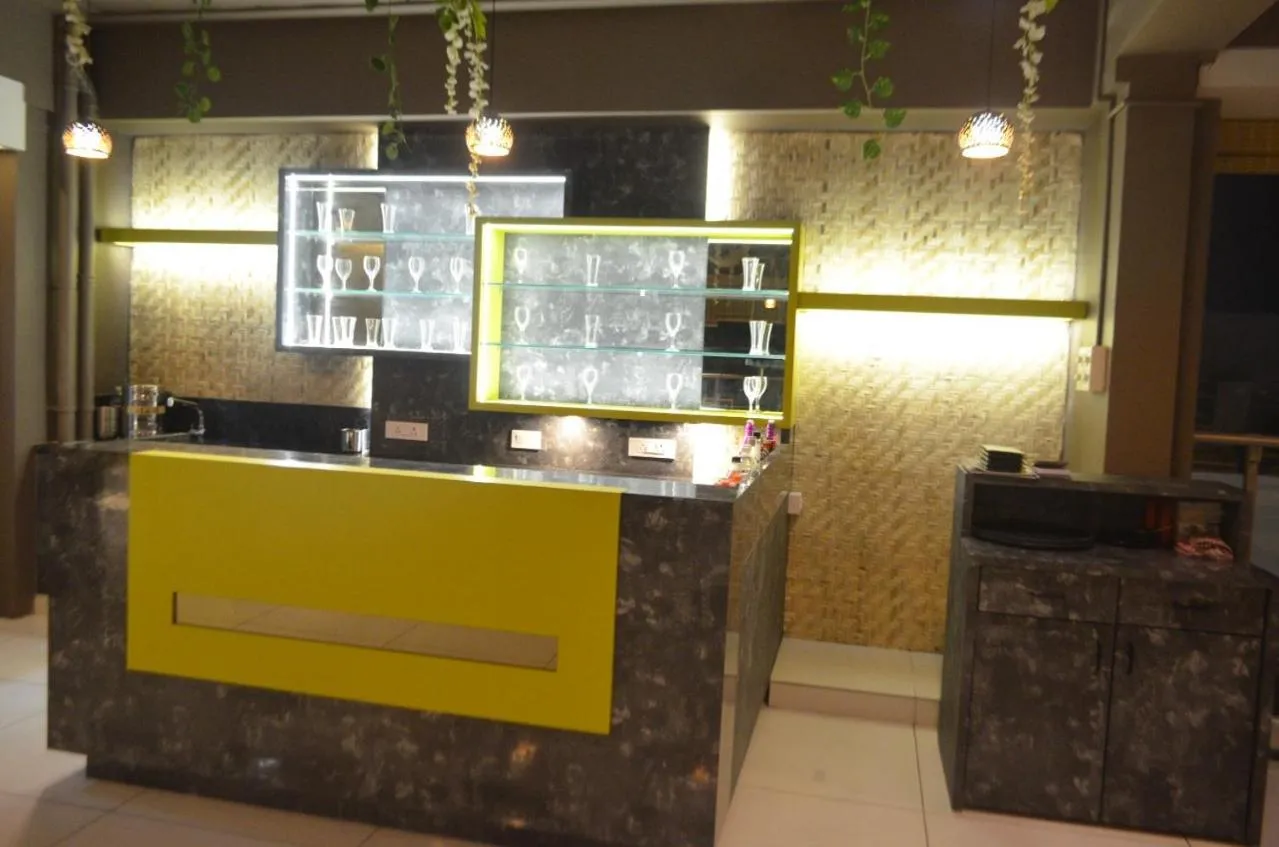 Restaurant/places to eat in Hotel O2 Sangli