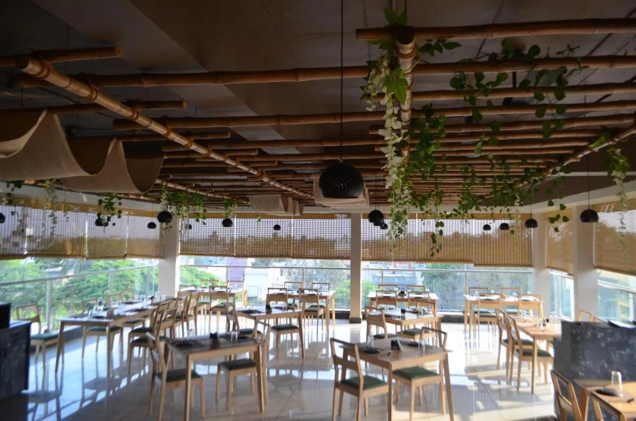 Restaurant/places to eat in Hotel O2 Sangli