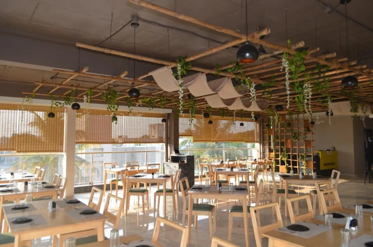 Restaurant/places to eat in Hotel O2 Sangli