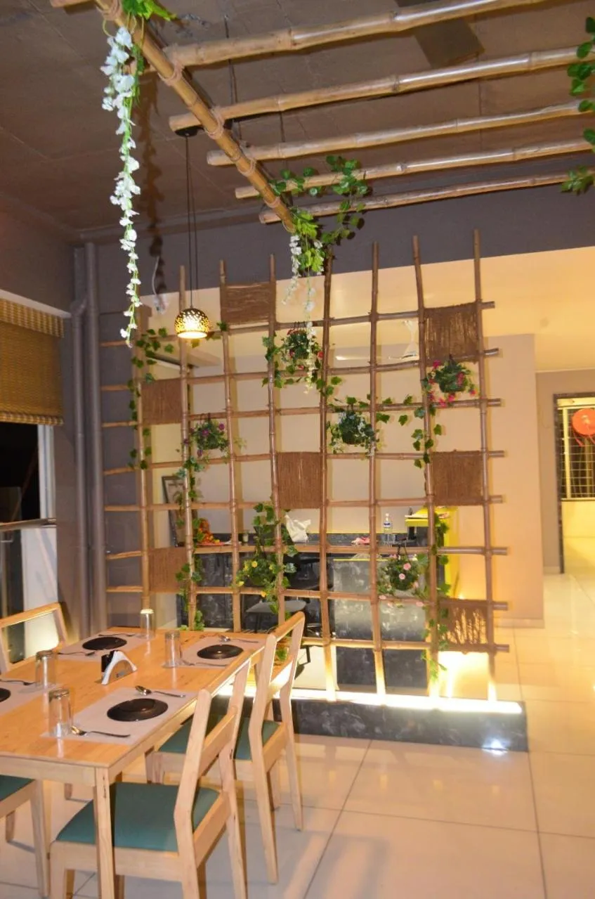 Restaurant/places to eat in Hotel O2 Sangli