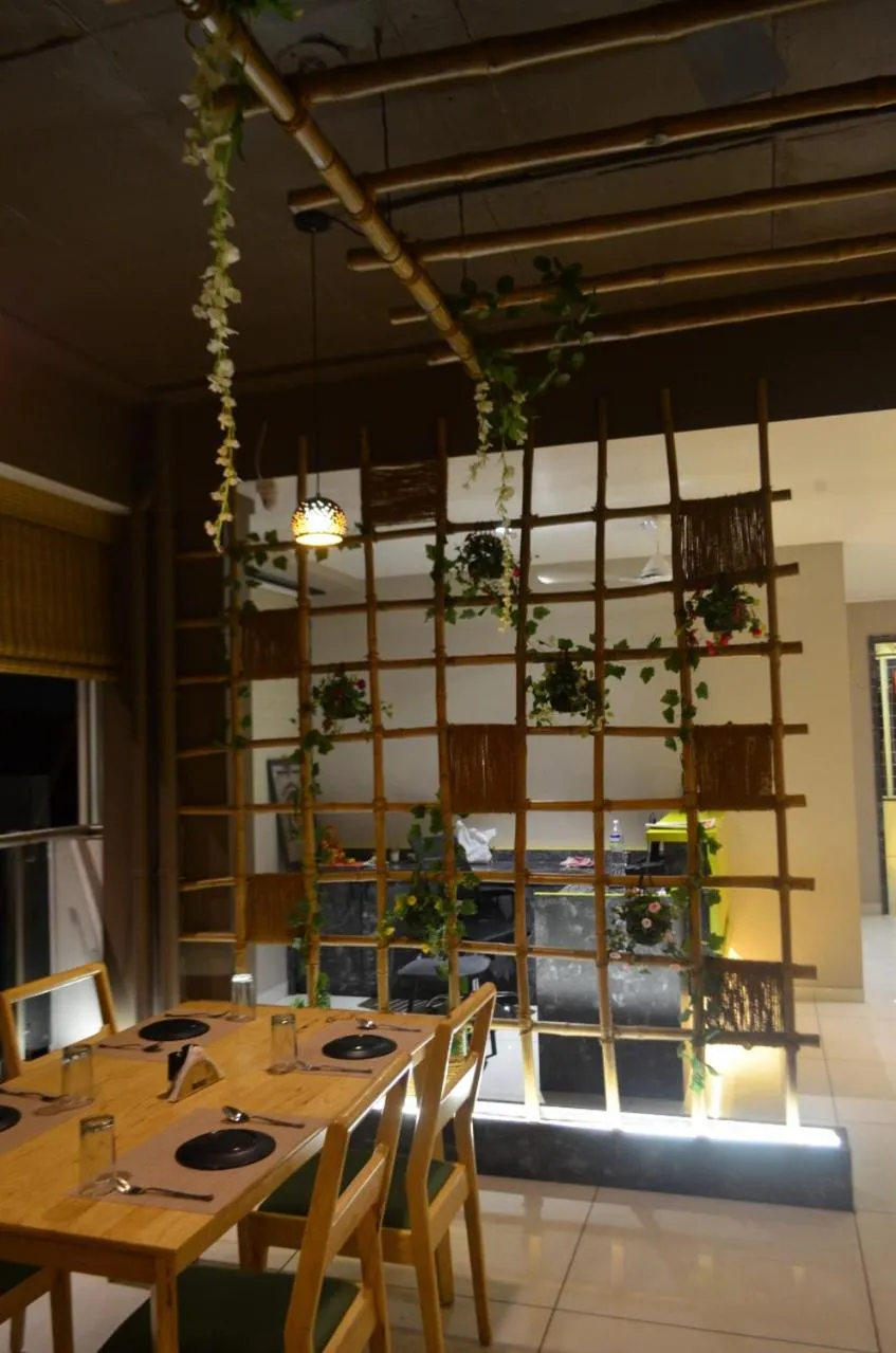 Restaurant/places to eat in Hotel O2 Sangli