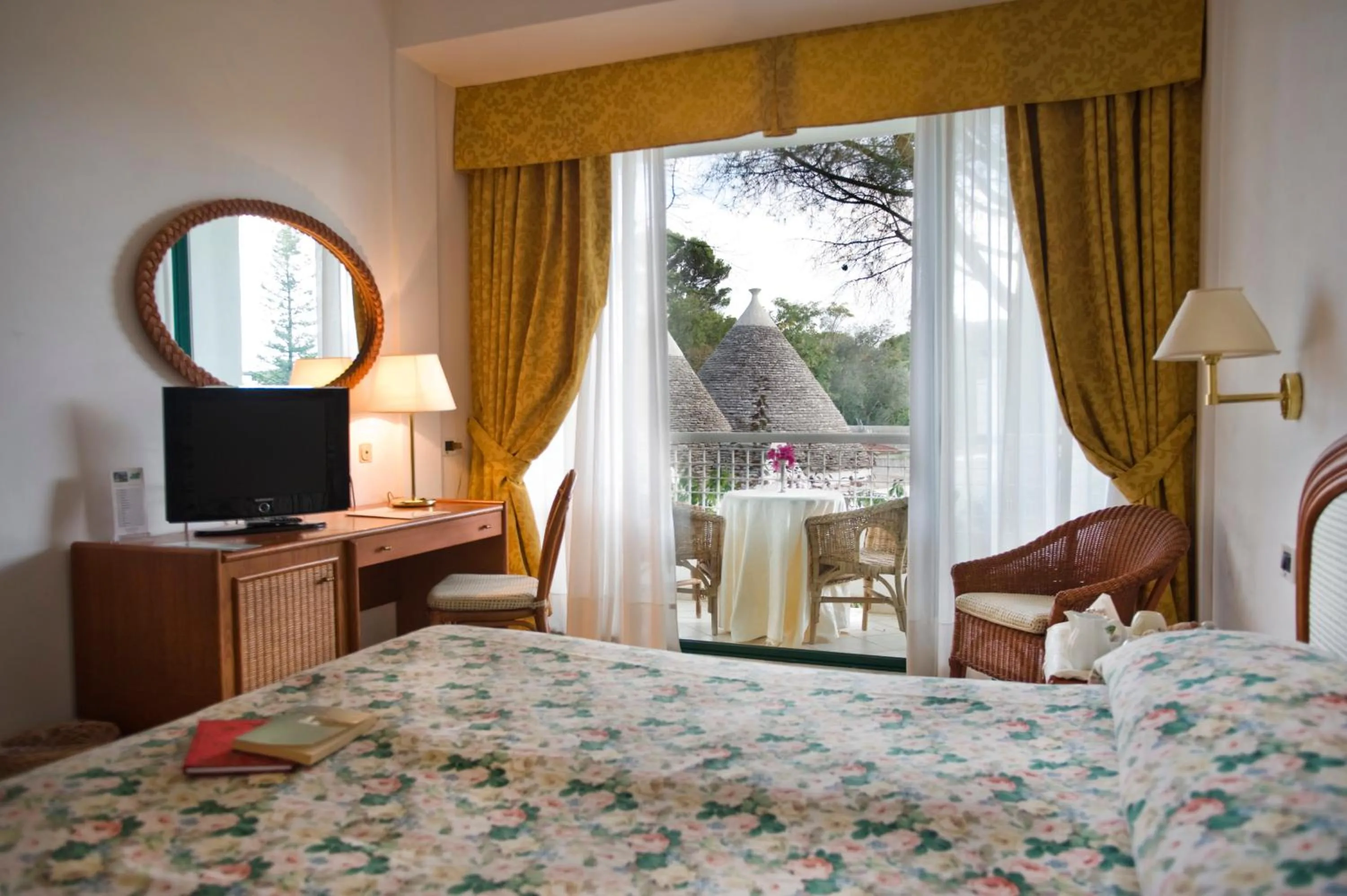 Balcony/Terrace, Bed in Hotel Sierra Silvana