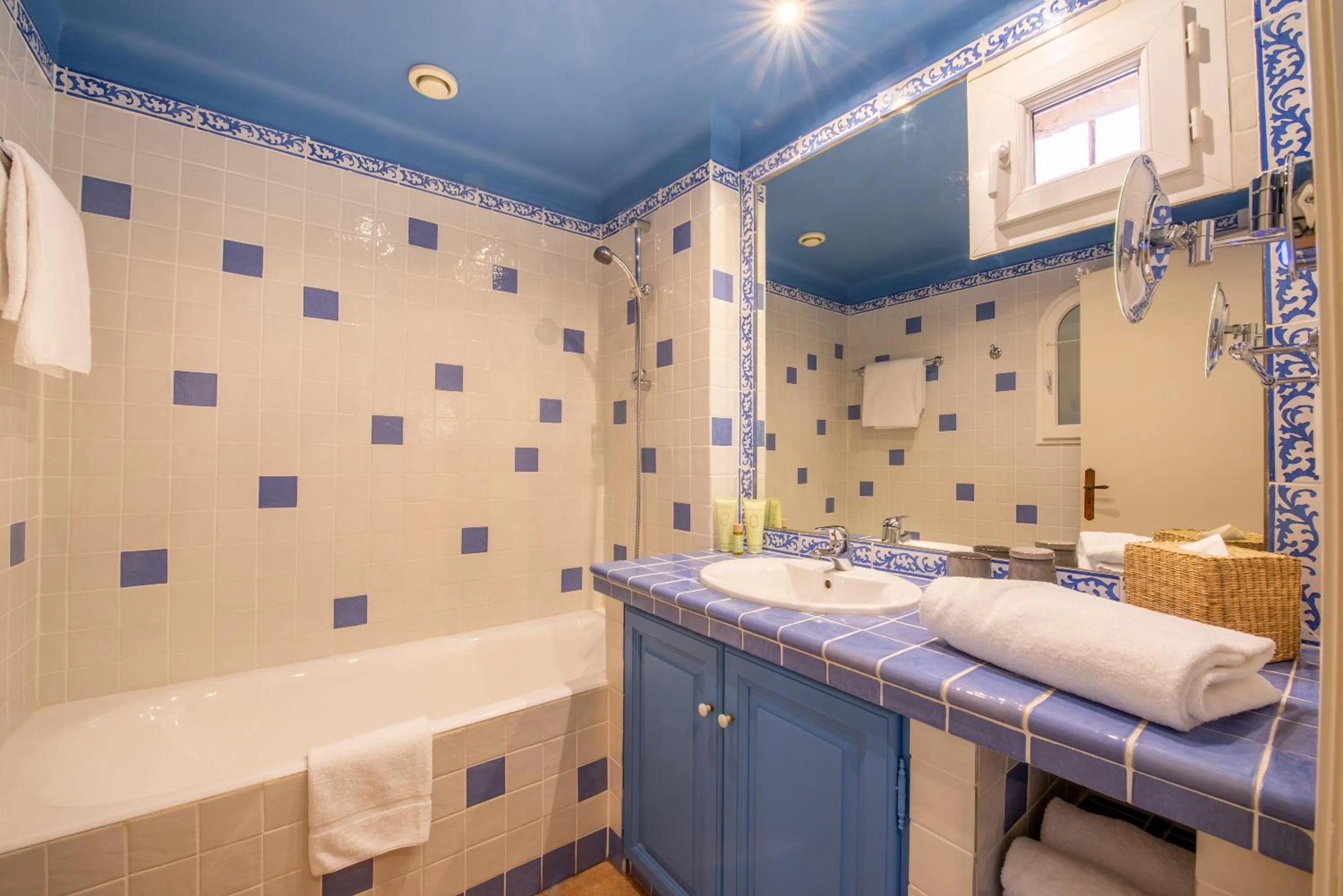 Bathroom in Lou Cagnard