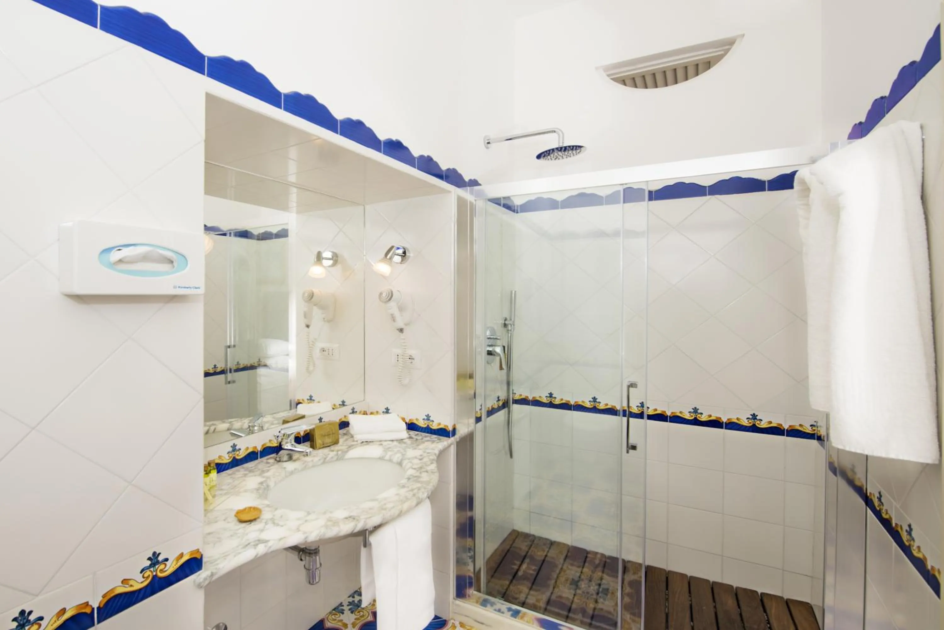 Bathroom in Hotel Savoia