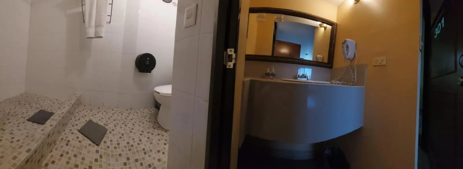Bathroom in Hotel el Cortes