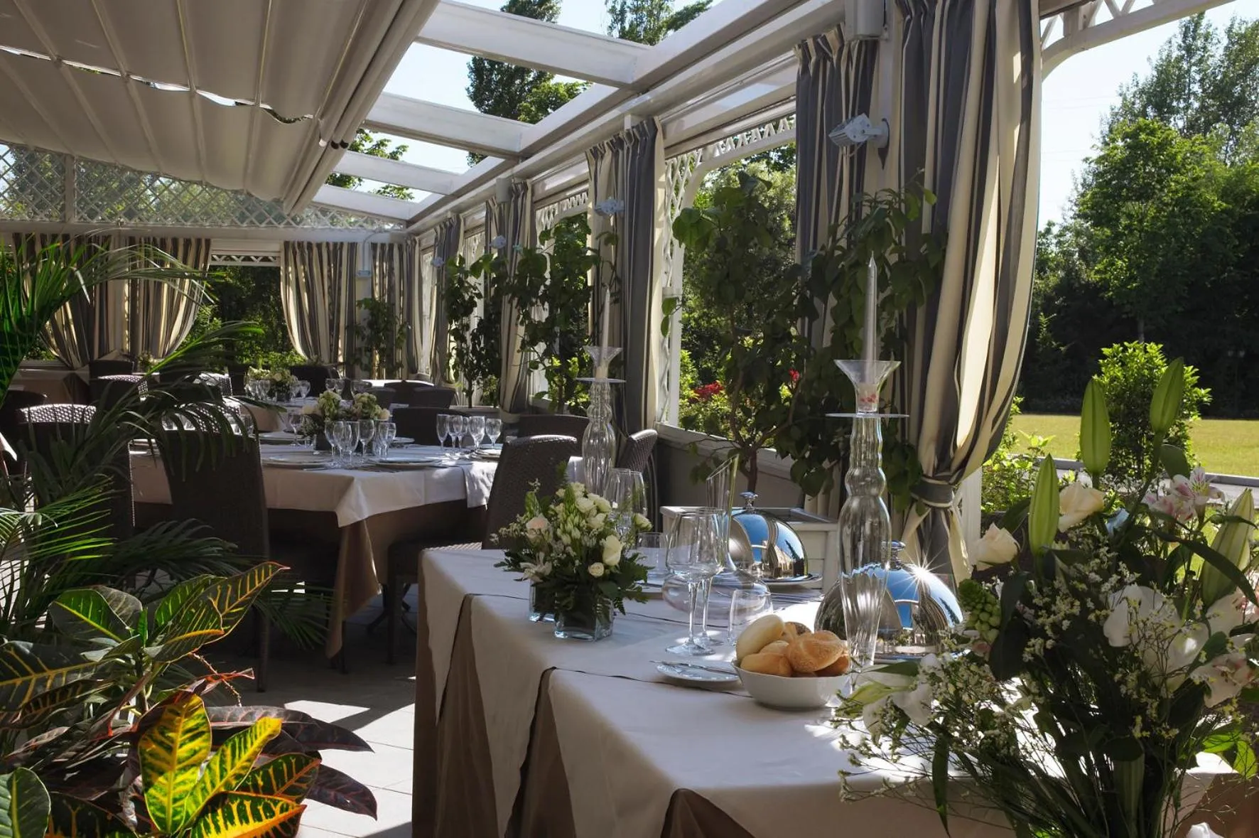 Restaurant/places to eat in Savoia Hotel Regency